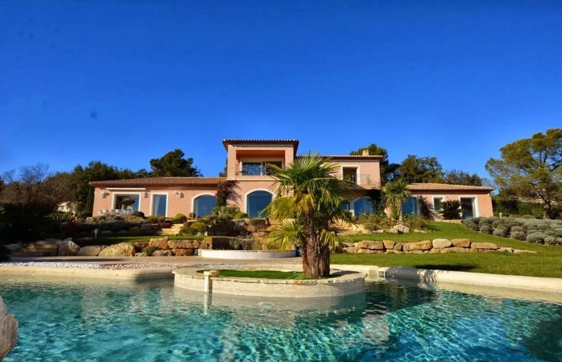 LUXURIOUS PROPERTY IN MOUGINS