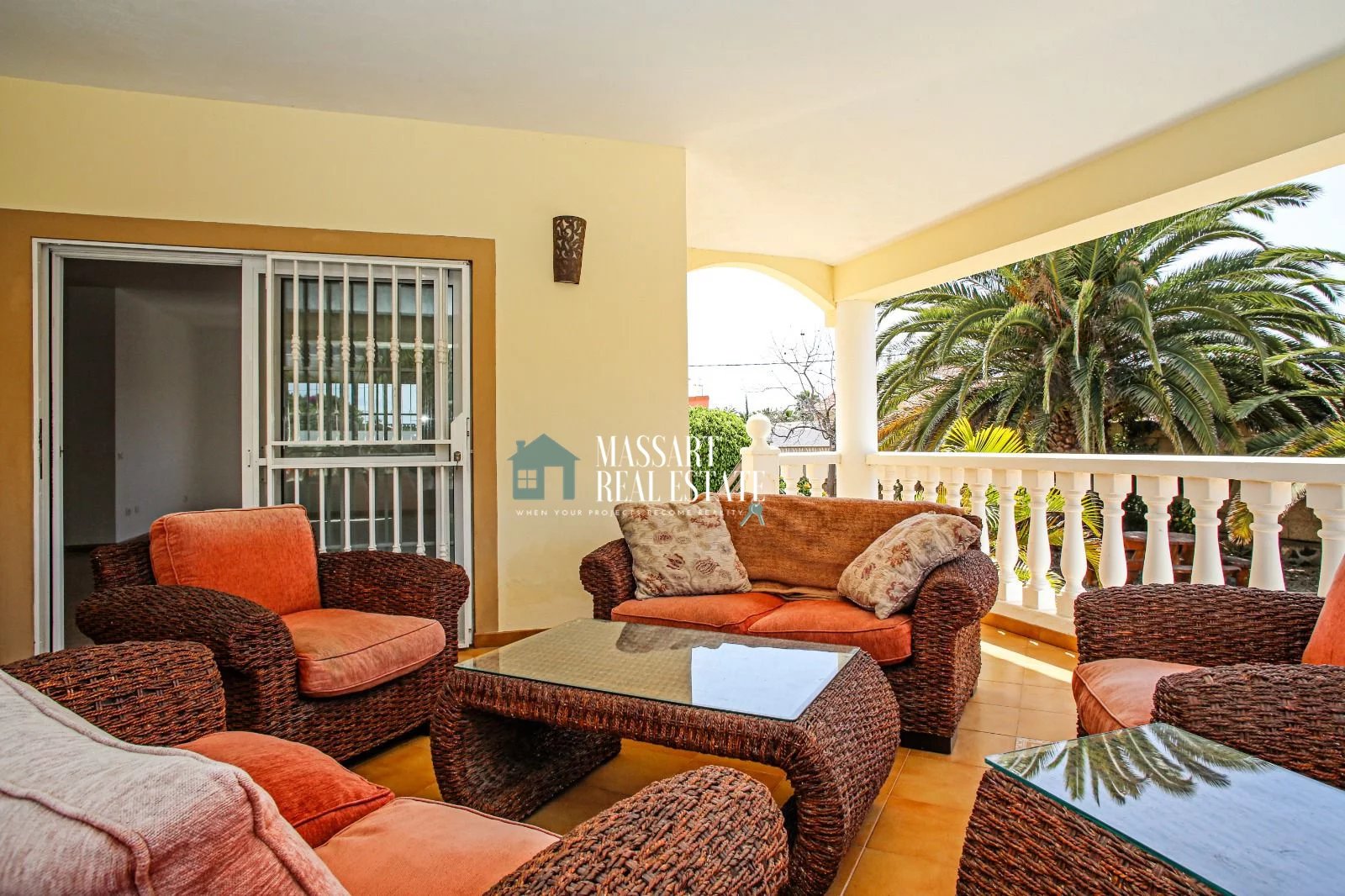 Prächtige Villa auf einem 1005 m2 großen Grundstück in einer absolut ruhigen Gegend in La Estrella.