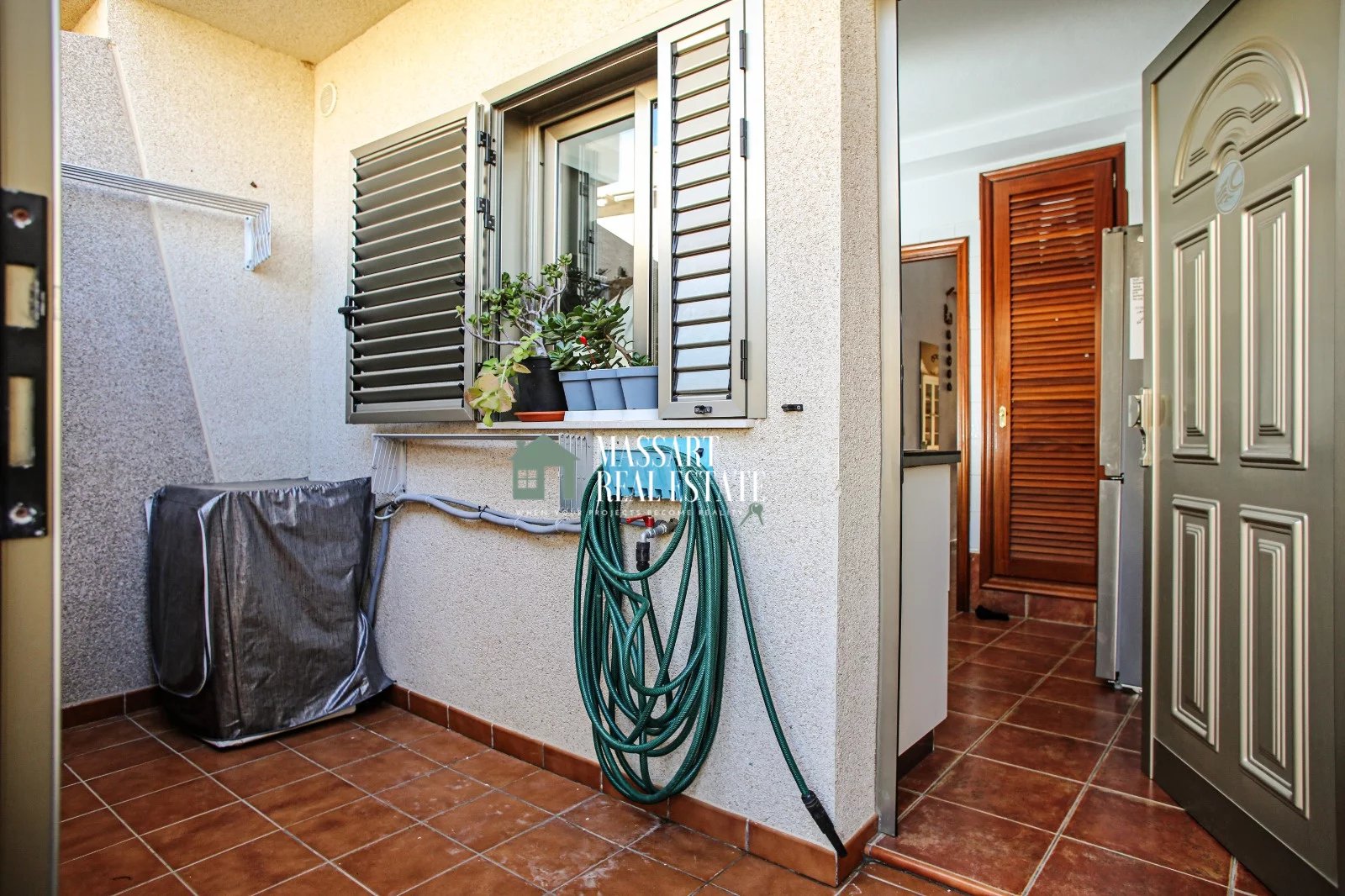 Semi-detached house built with quality materials on the second line of the sea in El Médano.
