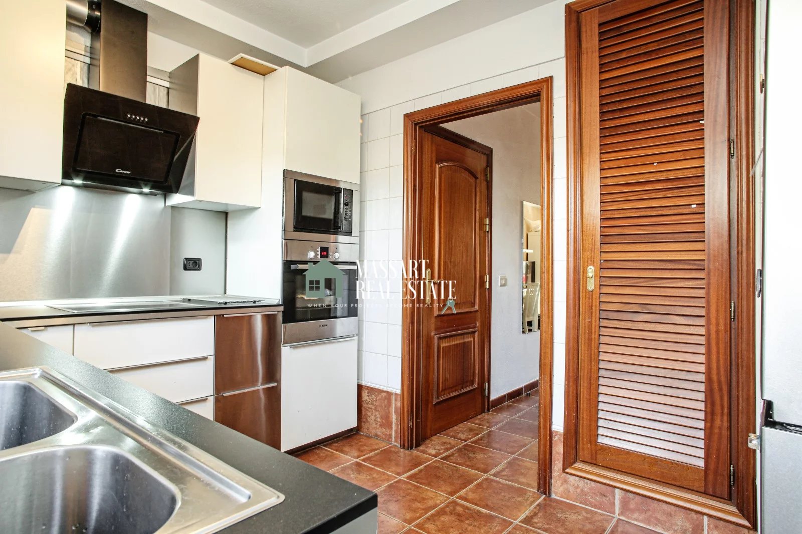 Semi-detached house built with quality materials on the second line of the sea in El Médano.