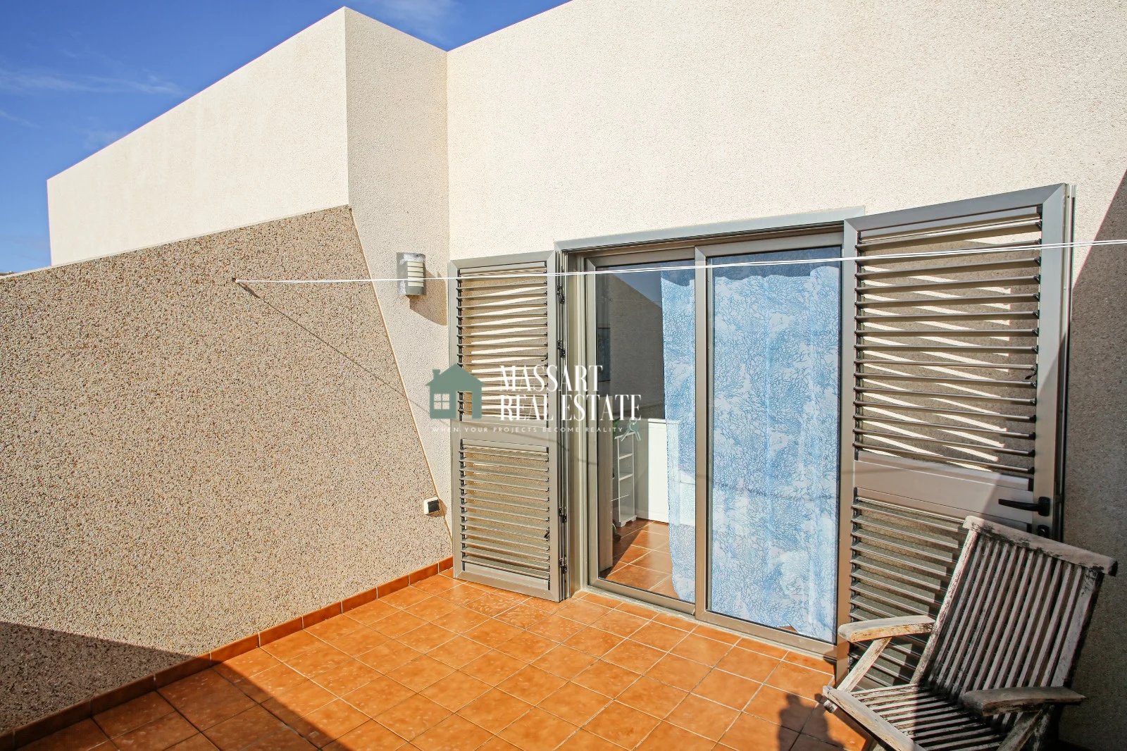 Casa bifamiliare costruita con materiali di qualità in seconda linea sul mare a El Médano.