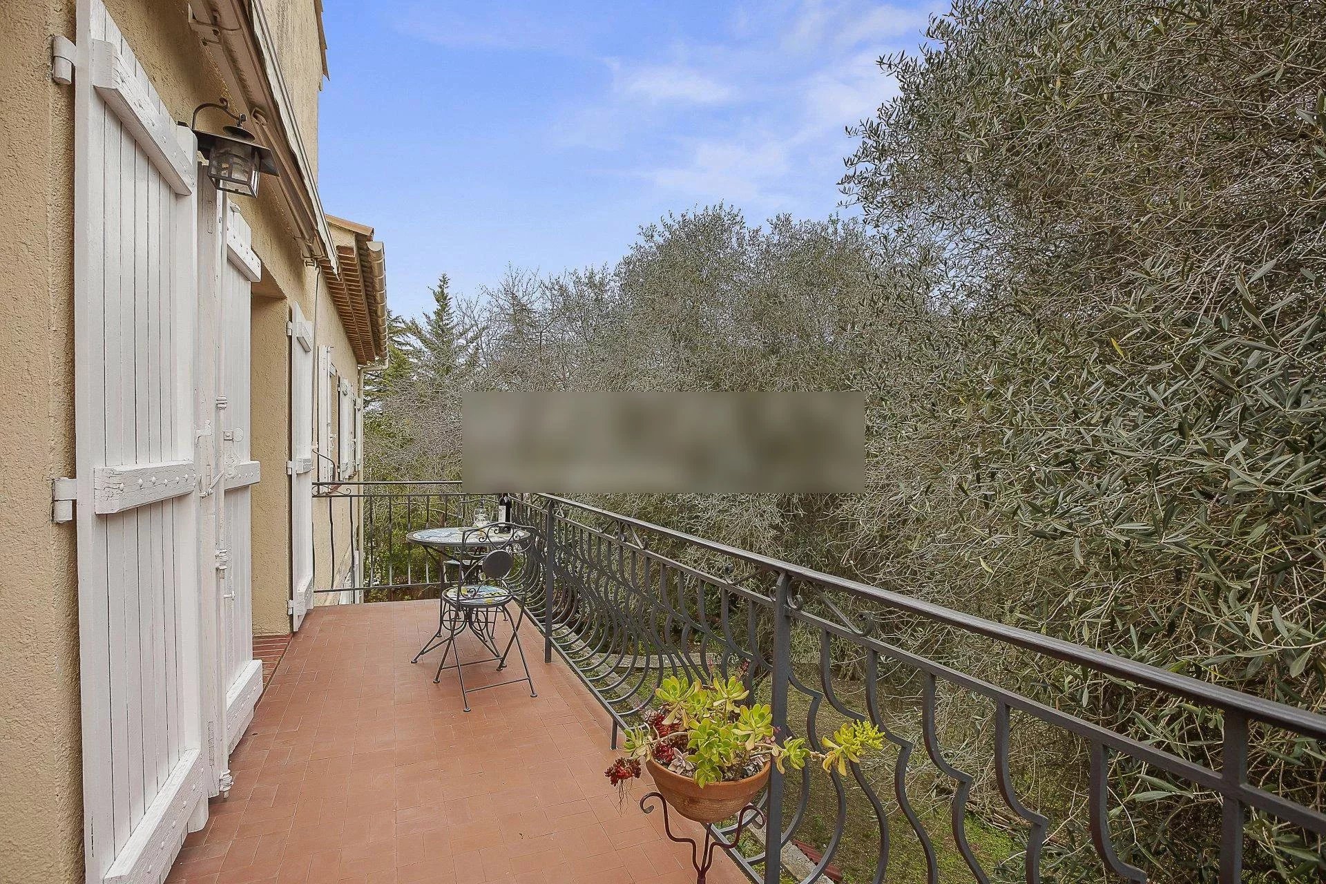 Villa in a closed domain with possibility to build a pool – Mougins