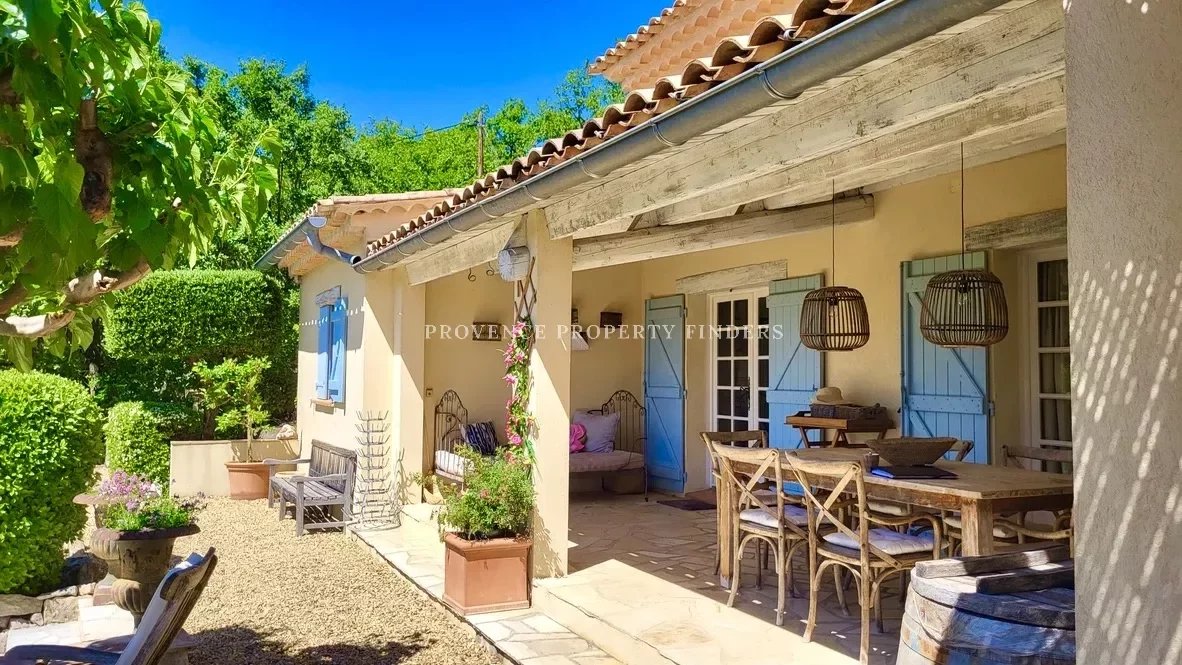 Charming property in the heart of Provence with a view.