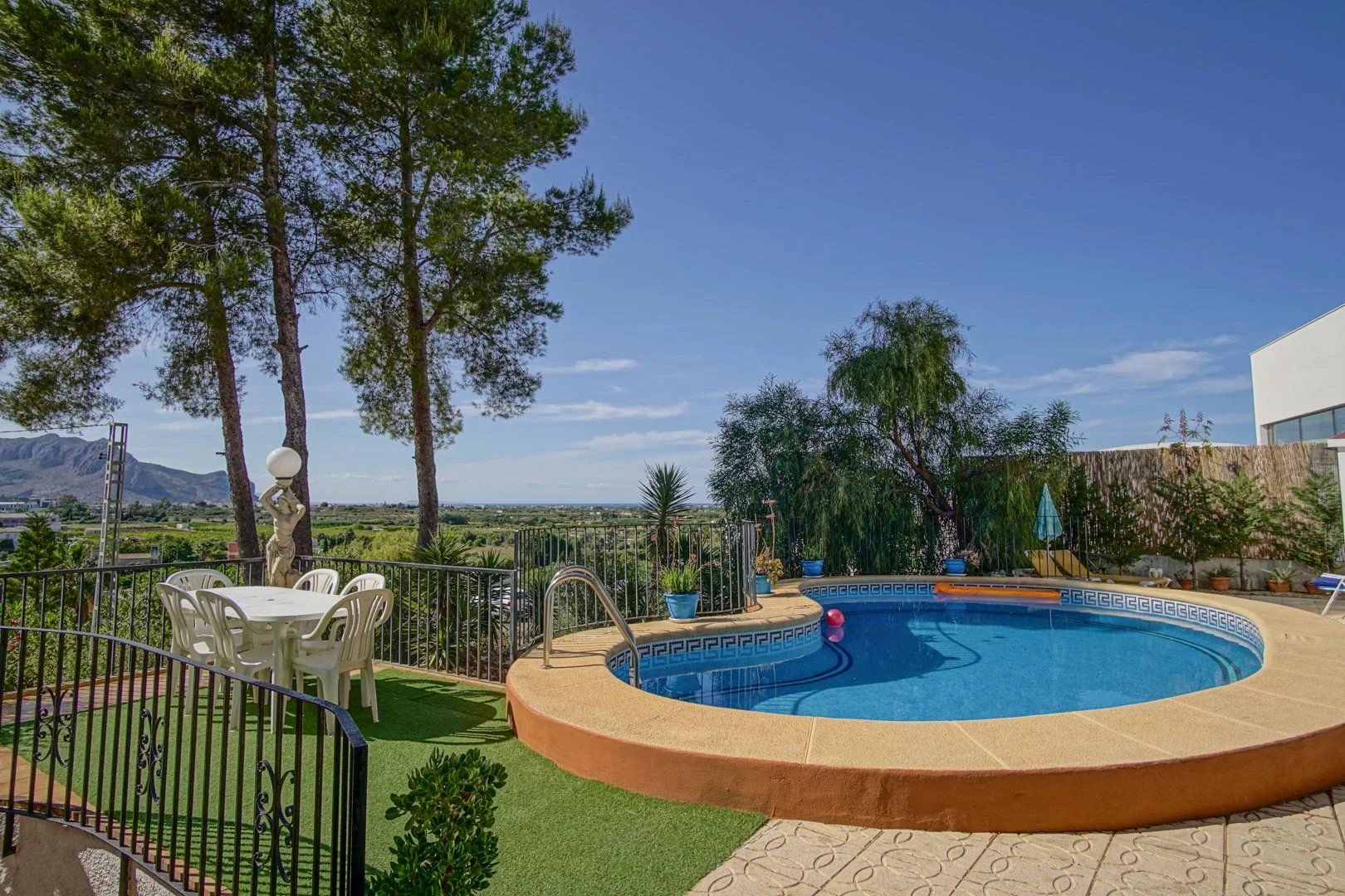 Countryside villa with panoramic views for sale