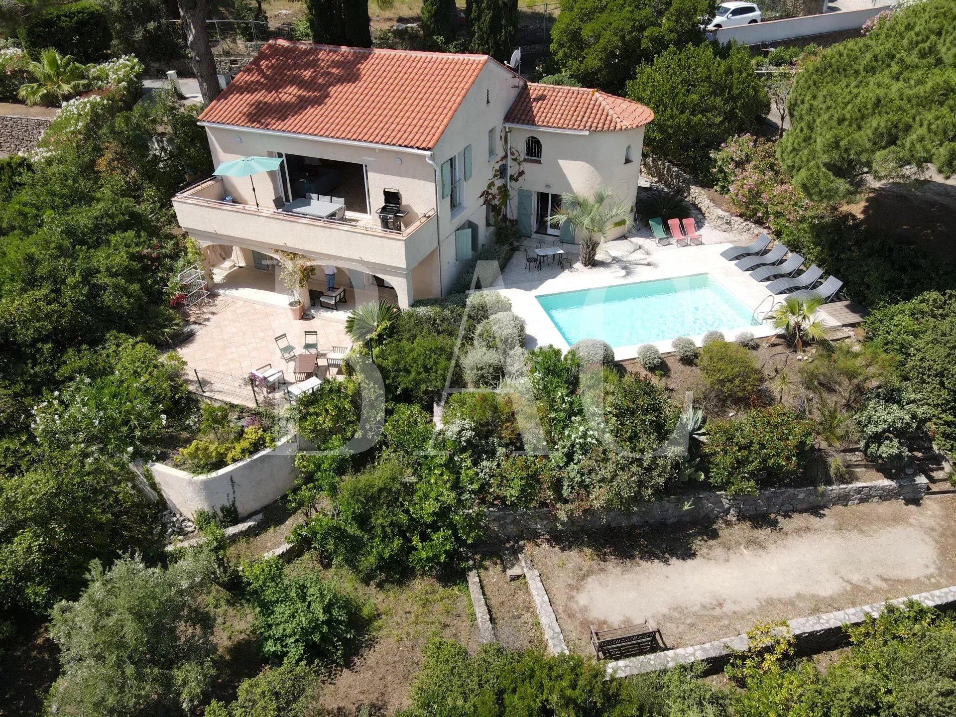 Sainte-Maxime, villa avec vue mer et verdure panoramique et à 600 mètres de la plage