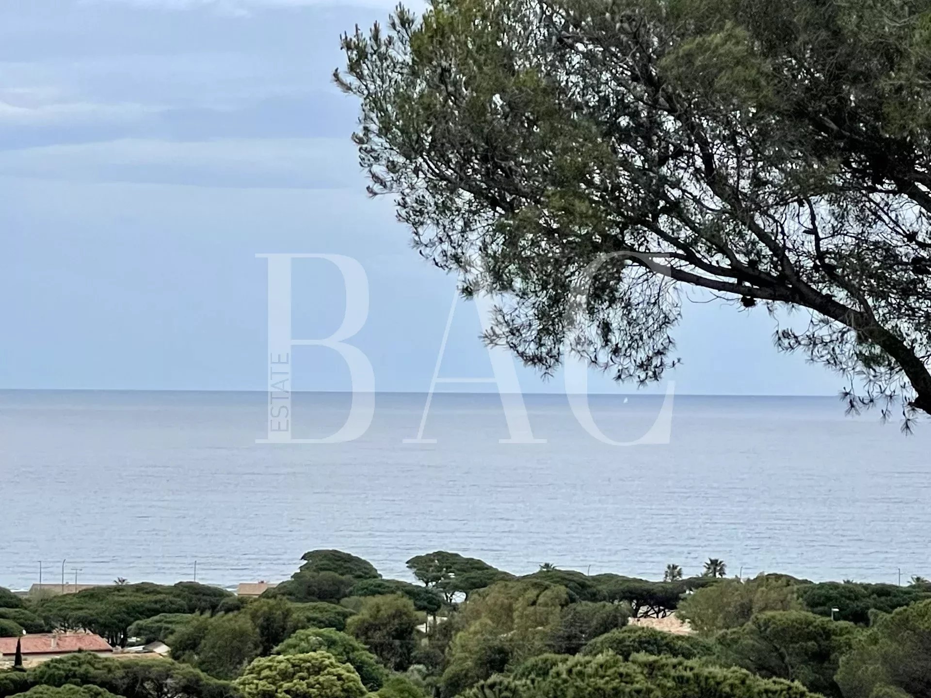 Сент-Максим, вилла с видом на море и зелень, панорамный вид и всего в 600 метрах от пляжа