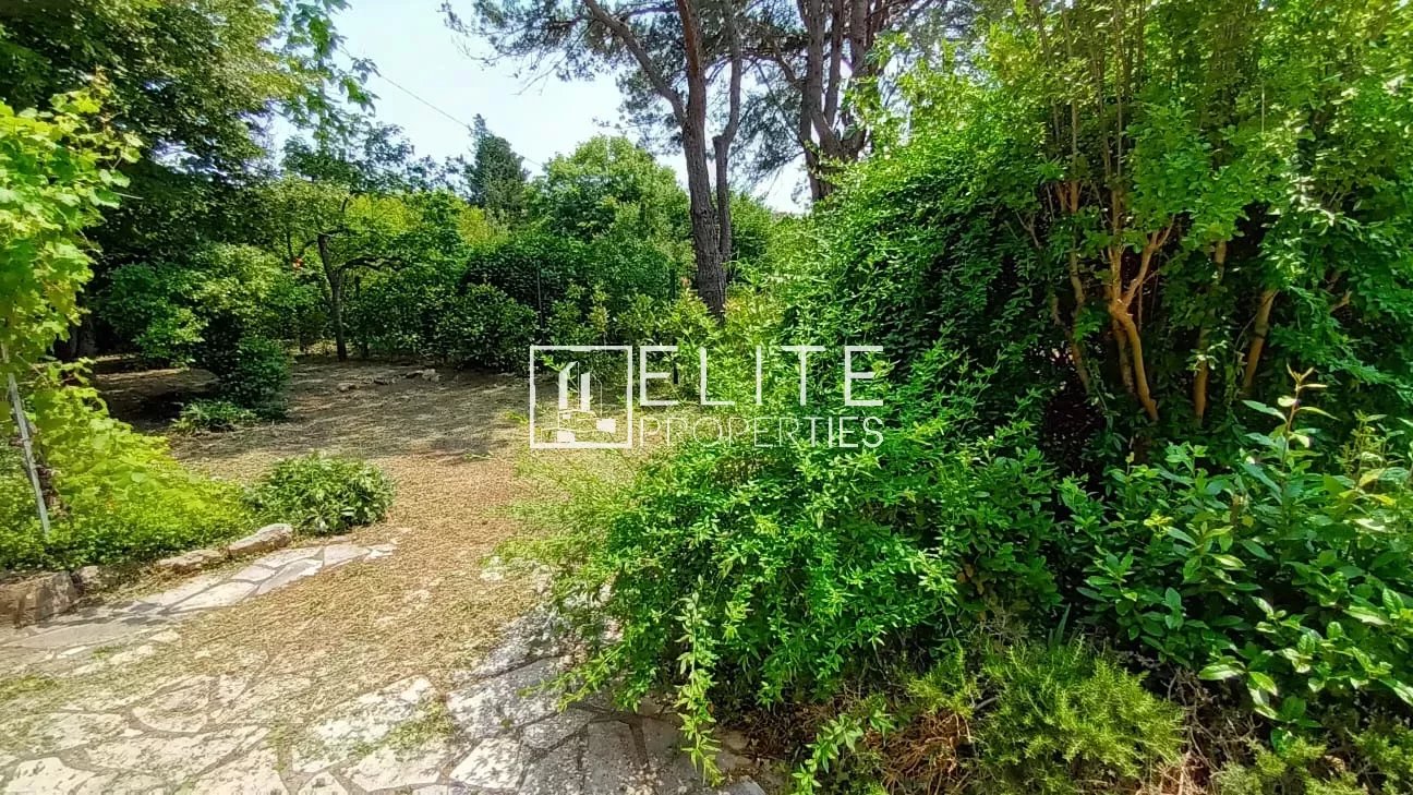 HOUSE 125m² ON 980M² OF LAND IN QUIET GRASSE