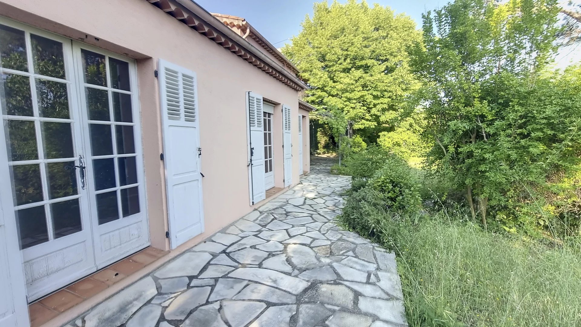 HOUSE 125m² ON 980M² OF LAND IN QUIET GRASSE