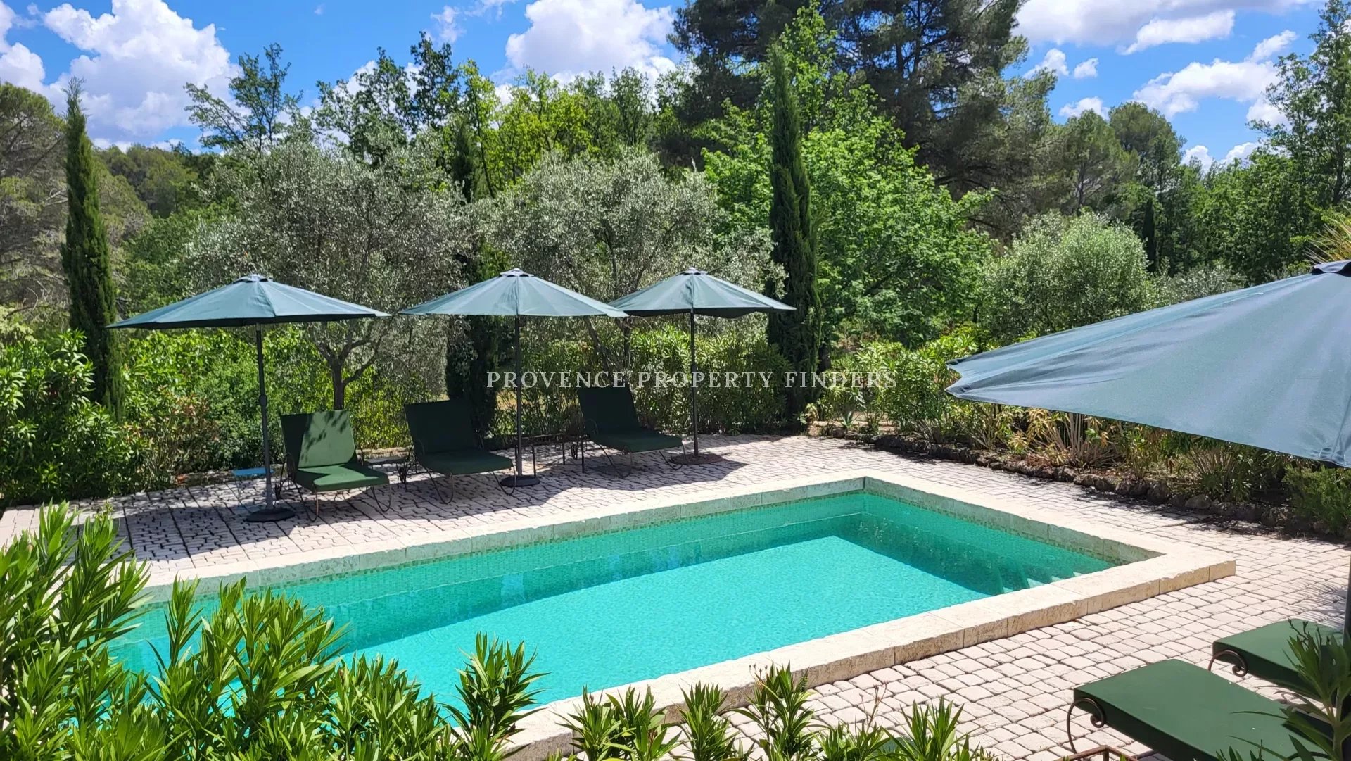 Flayosquet Charming Bastide for sale with 6 bedrooms on 1.3 ha of land.
