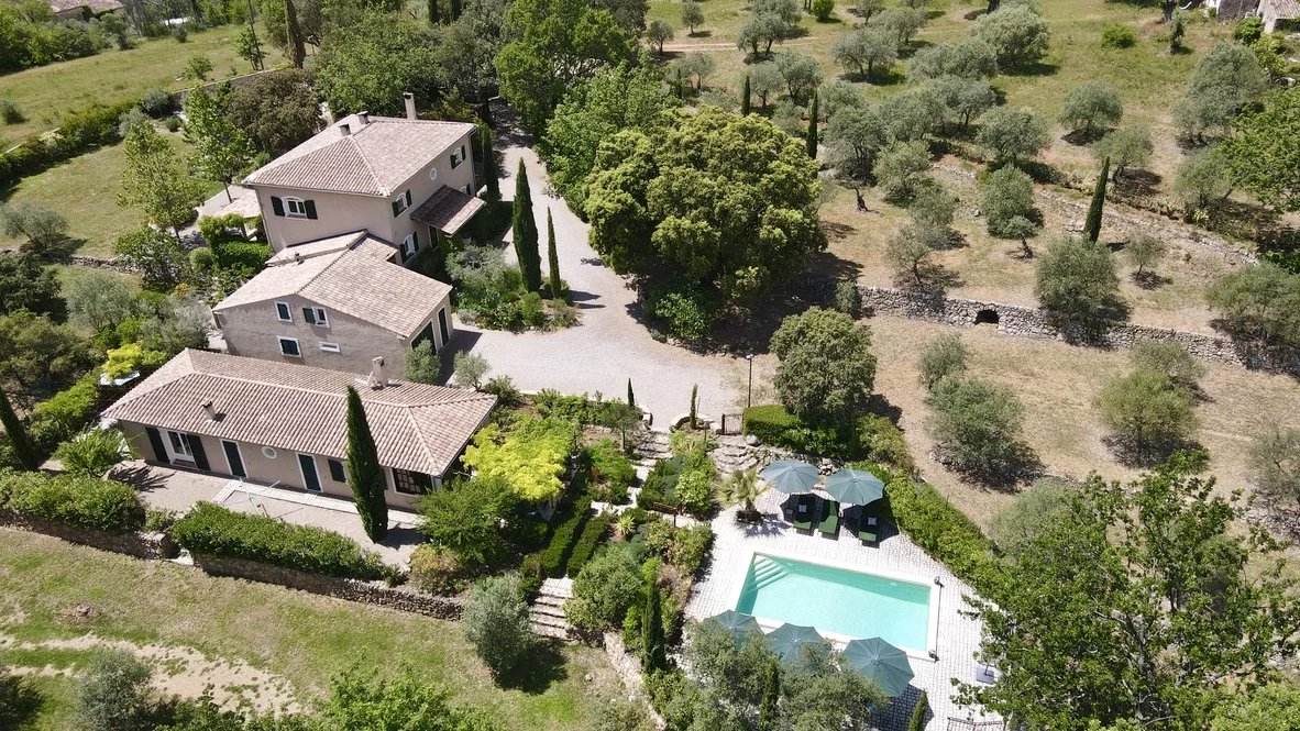 Schitterend landhuis te koop met 6 slaapkamers op 1.3 ha grond.