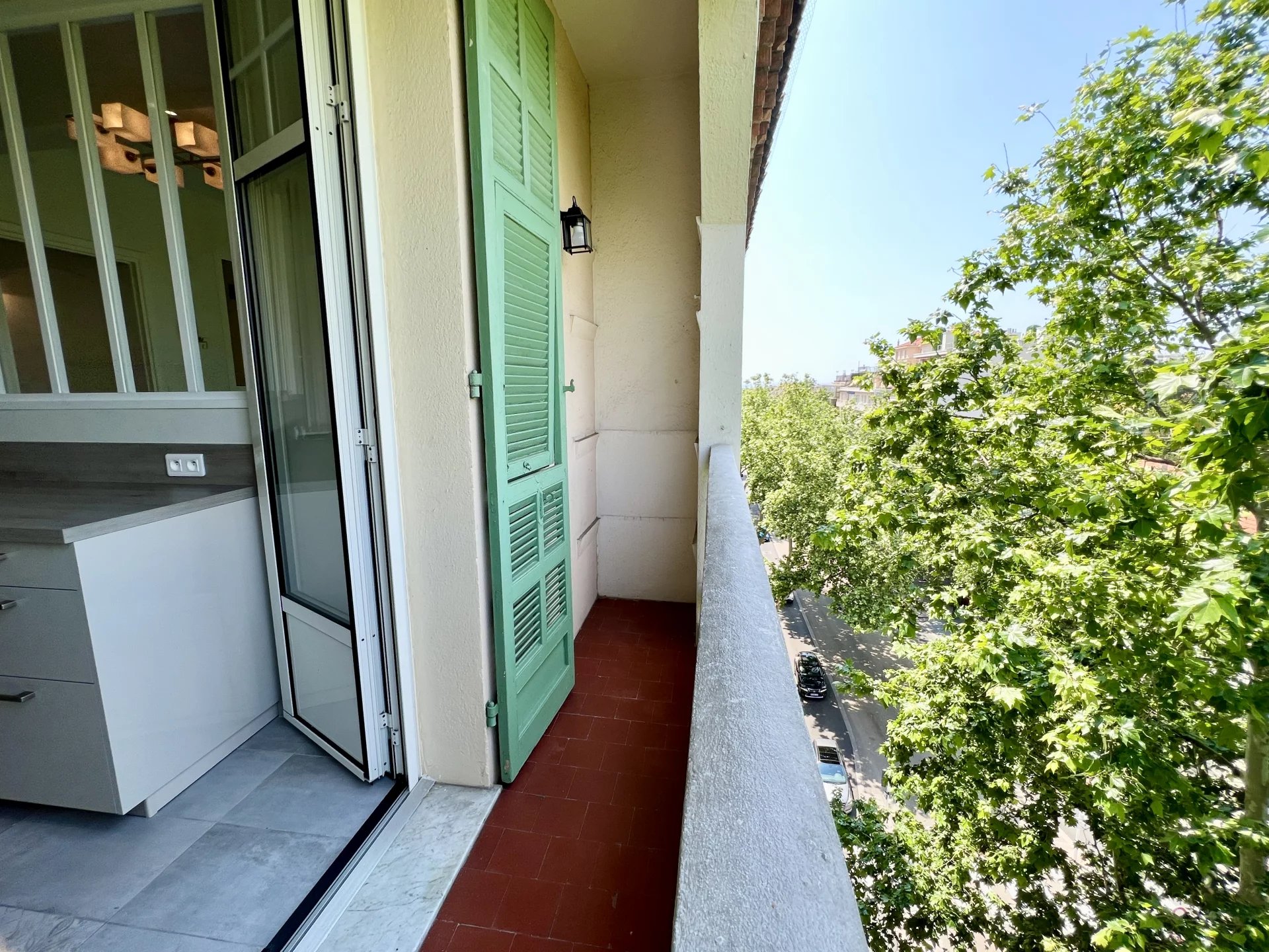 Bourgeois of 1or 2 bedrooms with high floor balconies, elevator and cellar