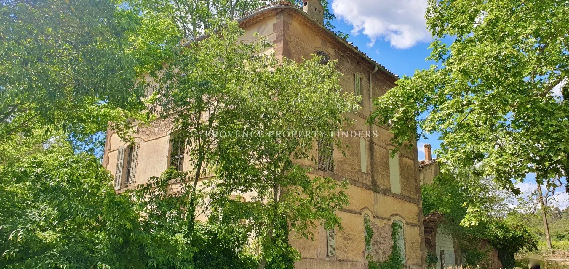 Le Cannet des Maures, old chateau to be renovated.