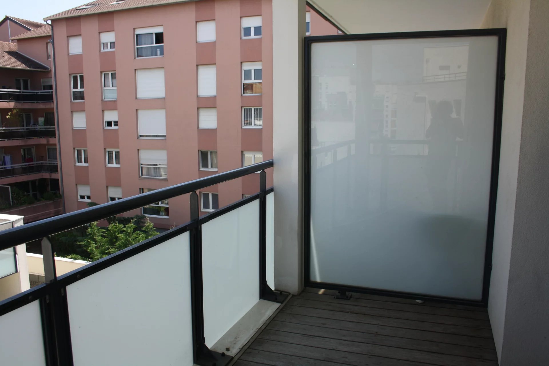Lyon 8 - T1 40m2 balcon, box fermé