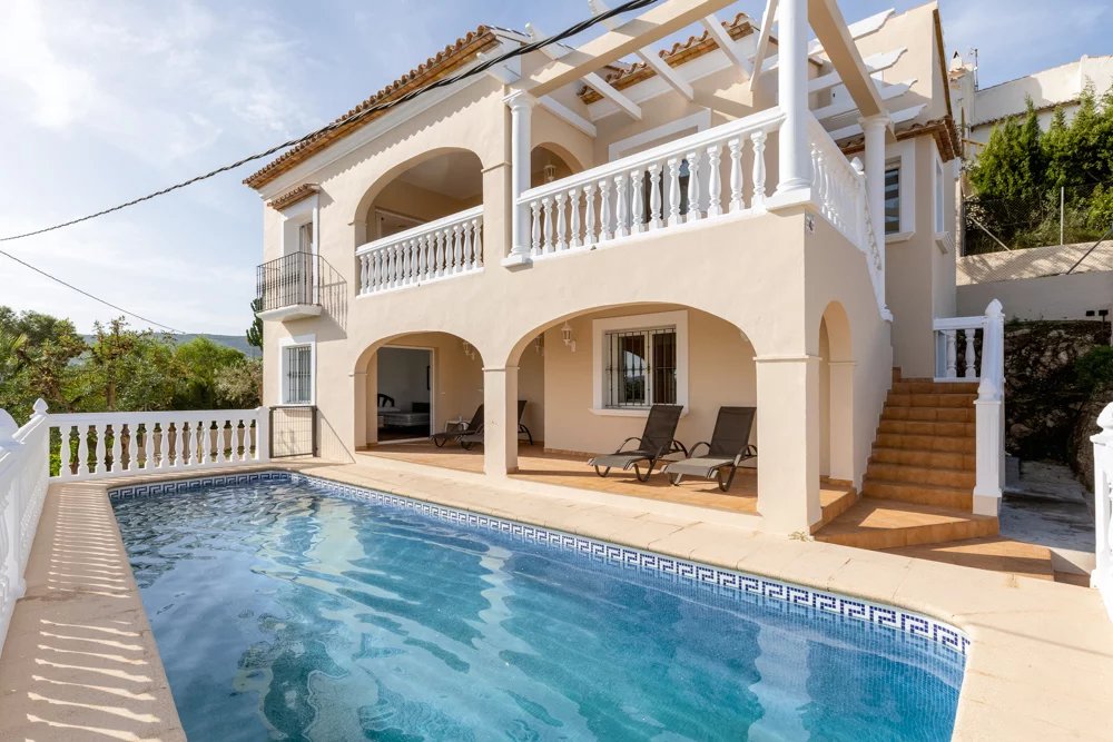 Villa met zeezicht dichtbij het Arenal strand te koop in Jávea