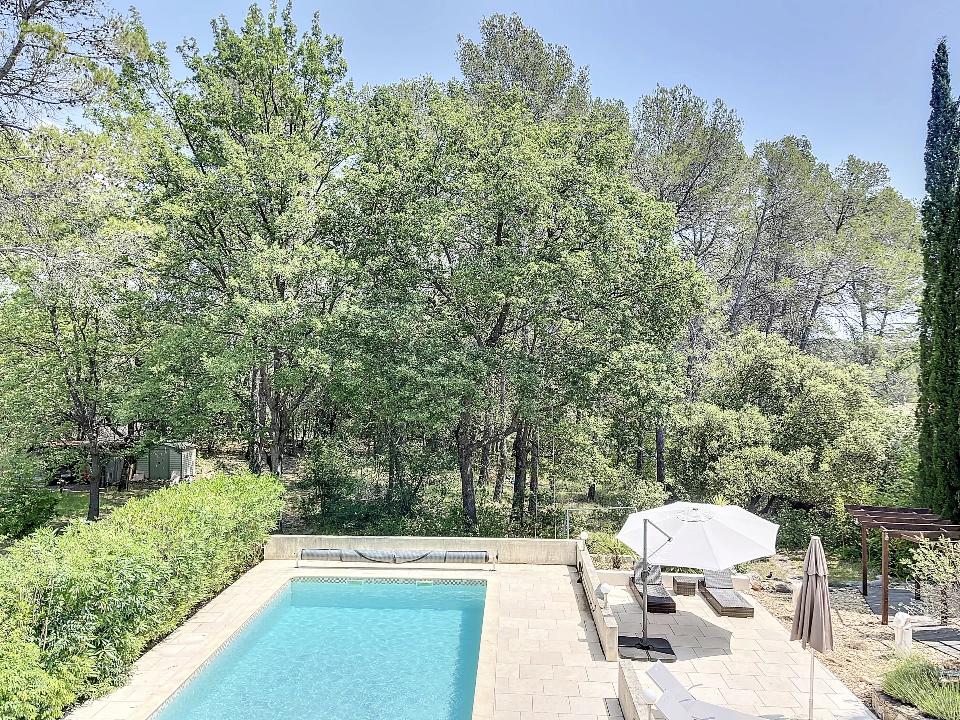SOLE AGENT. Very spacious villa full of charm with pool. Near Les Arcs