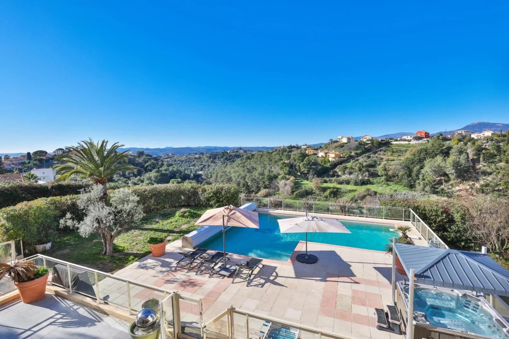 On the Côte d'Azur, magnificent villa in absolute calm, dominant position, swimming pool, large garage and soccer pitch in a residential area