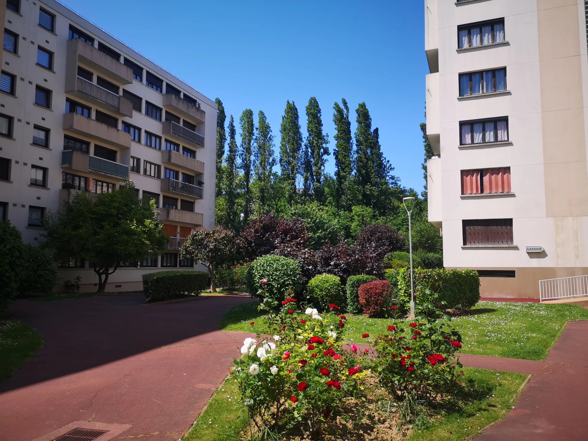 Grand 2 pièces avec balcon et vue dégagée, 5 mn Gare