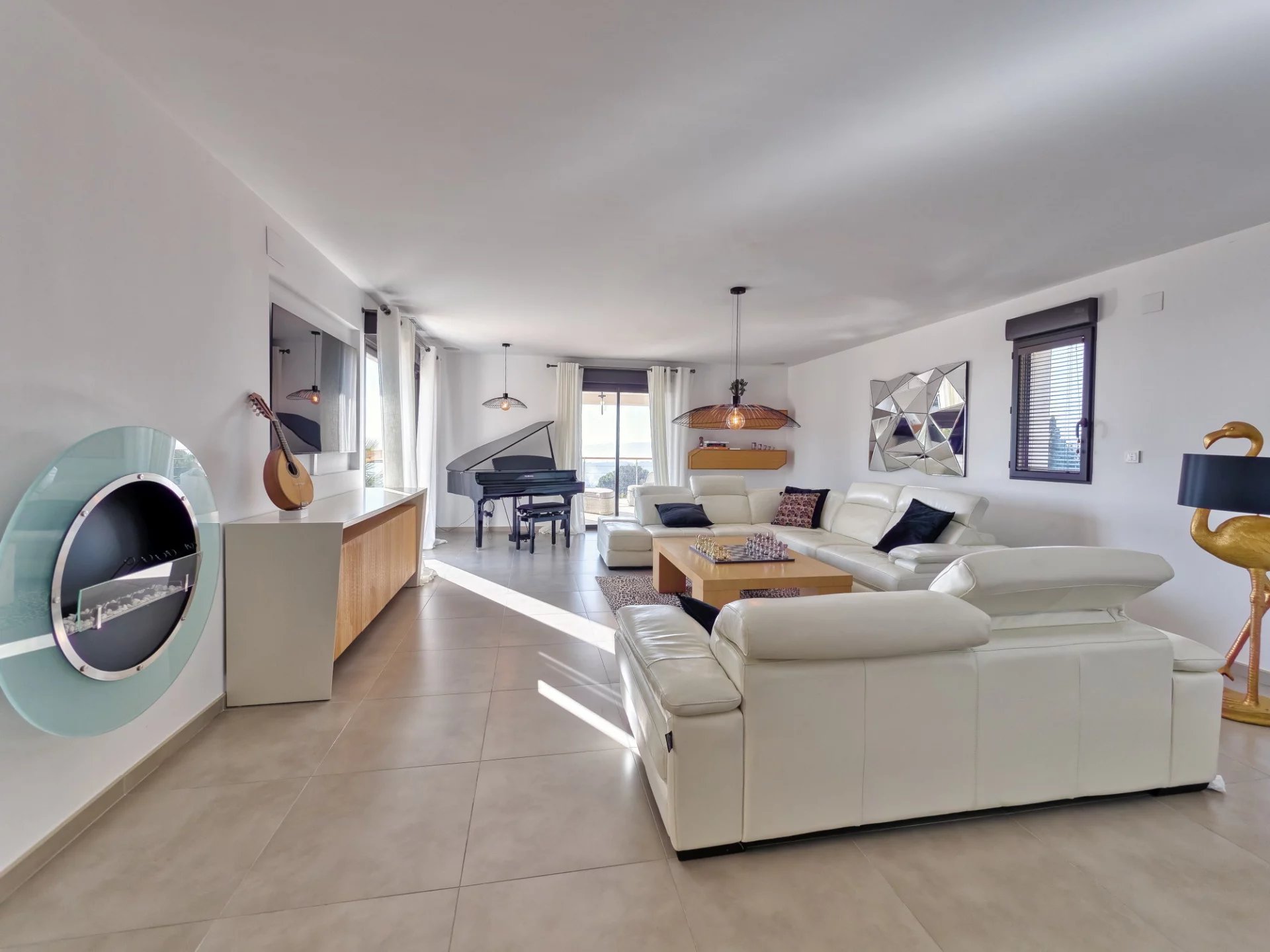 A vendre Villa contemporaine 280 m² avec 2P et studio  vue panoramique mer et montagnes