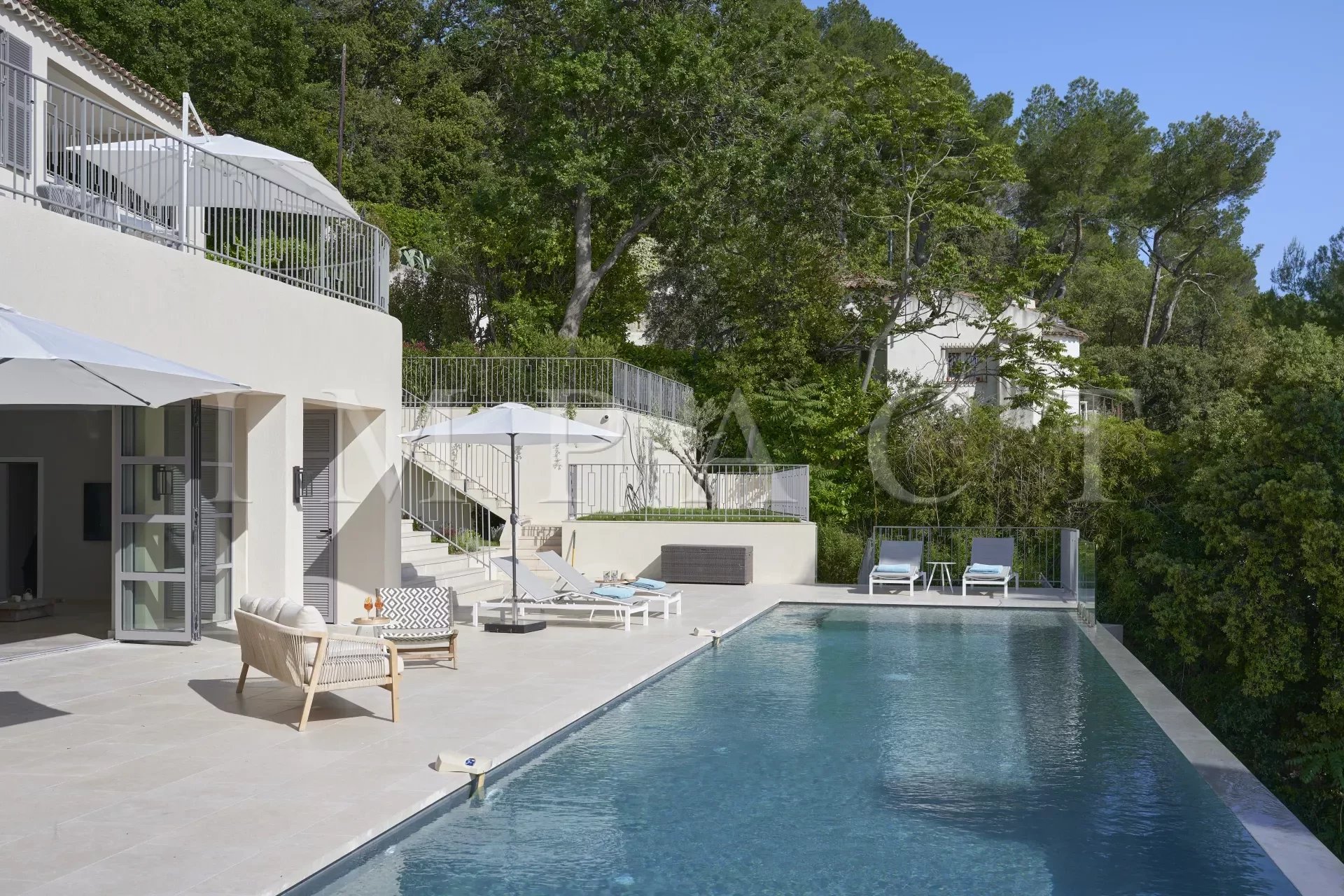 Villa rénovée vue mer à louer Cannes Californie