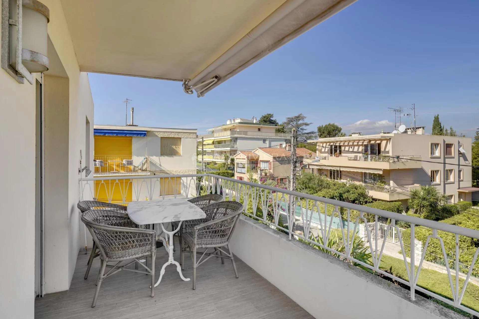 SOLE AGENT - UNDER OFFER Cap d'Antibes - Top floor apartment - Sea view - Corner terrace - Garage
