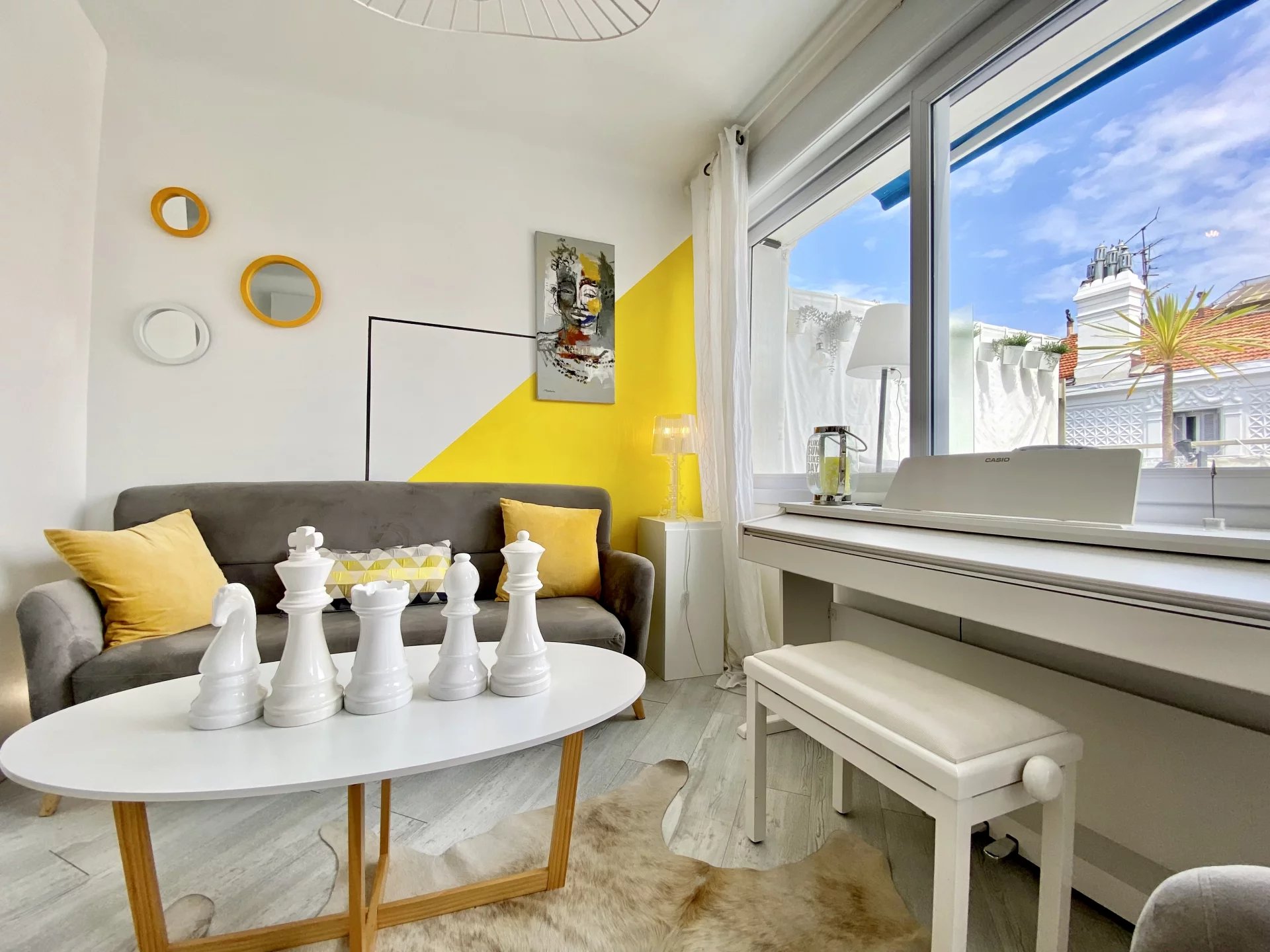 CANNES "BANANE": RARE 3room apartment on the upper floor with large terrace, lift and cellar