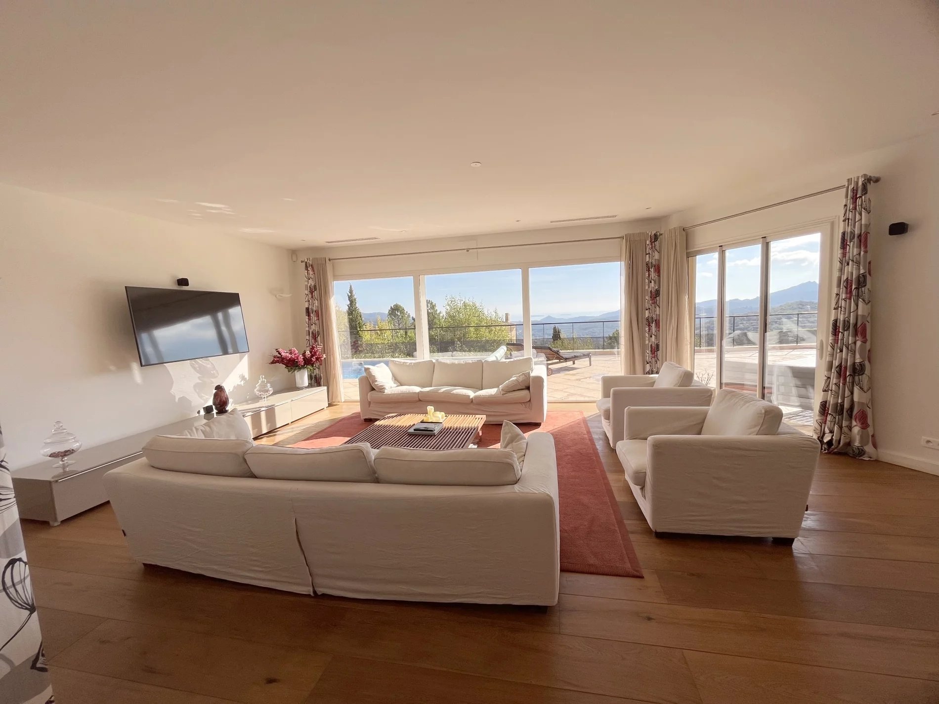 Grote villa in beveiligd domein met panoramisch uitzicht op zee, Les Adrets