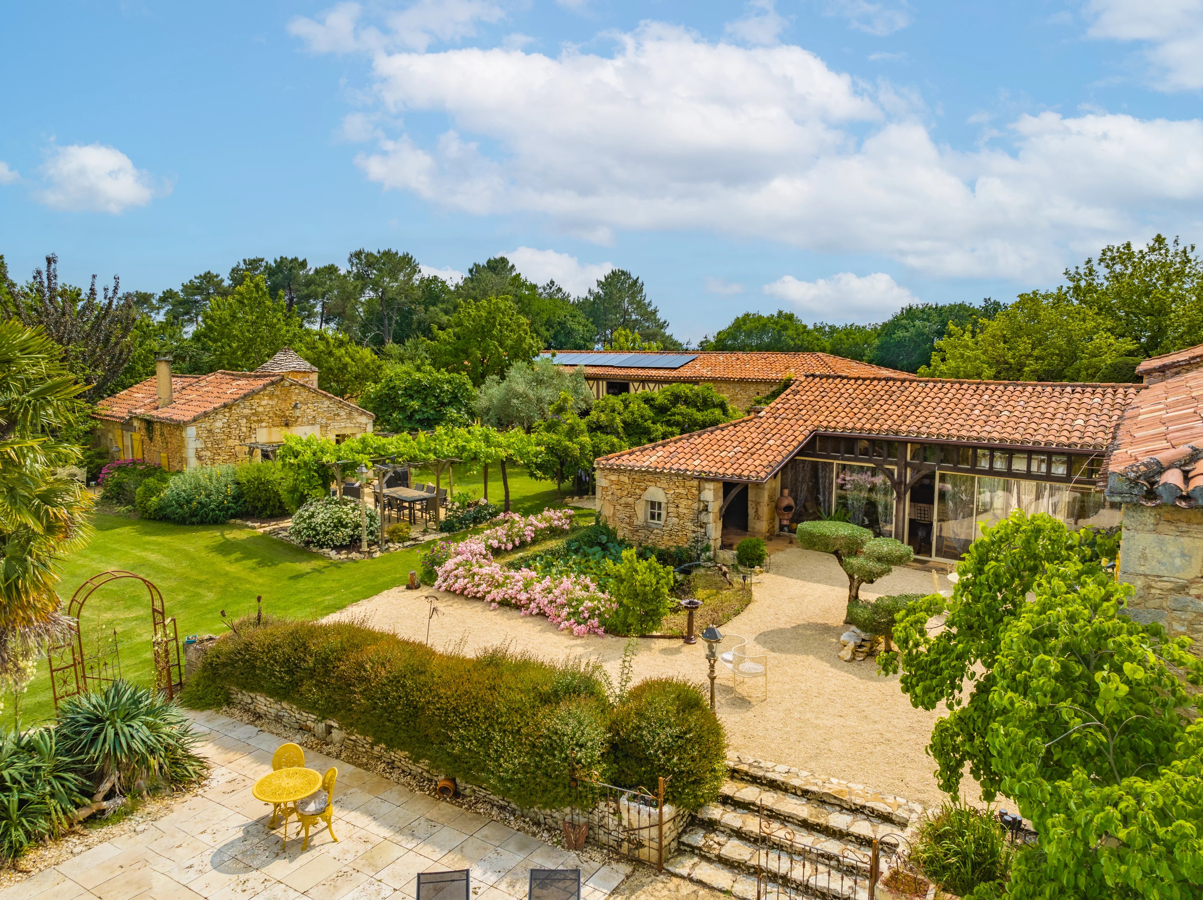 PROPRIÉTÉ DANS UN ÉCRIN DE VERDURE AVEC INSTALLATIONS ÉQUESTRES - 21HA - LOT-ET-GARONNE