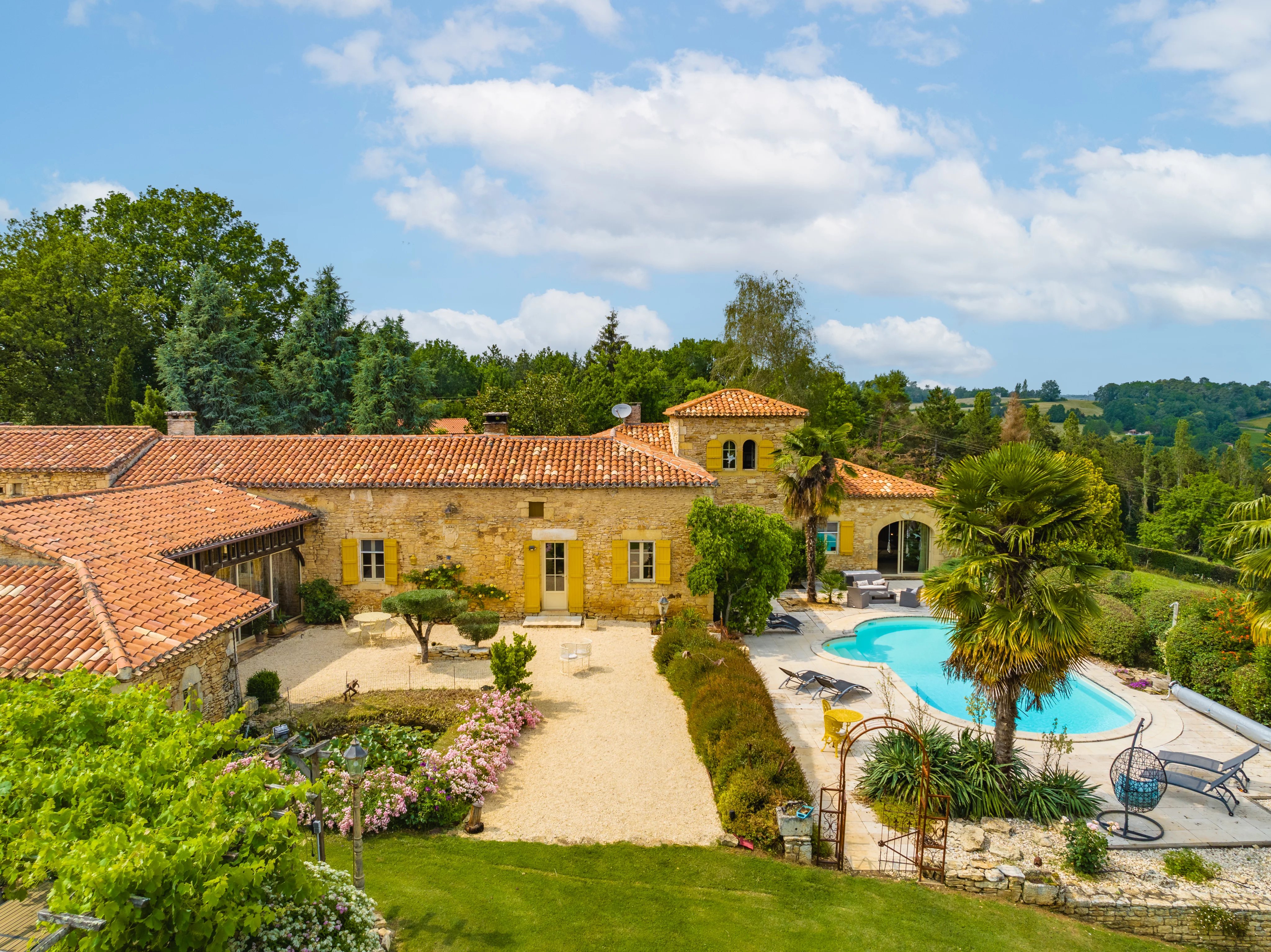 PROPRIÉTÉ DANS UN ÉCRIN DE VERDURE AVEC INSTALLATIONS ÉQUESTRES - 21HA - LOT-ET-GARONNE