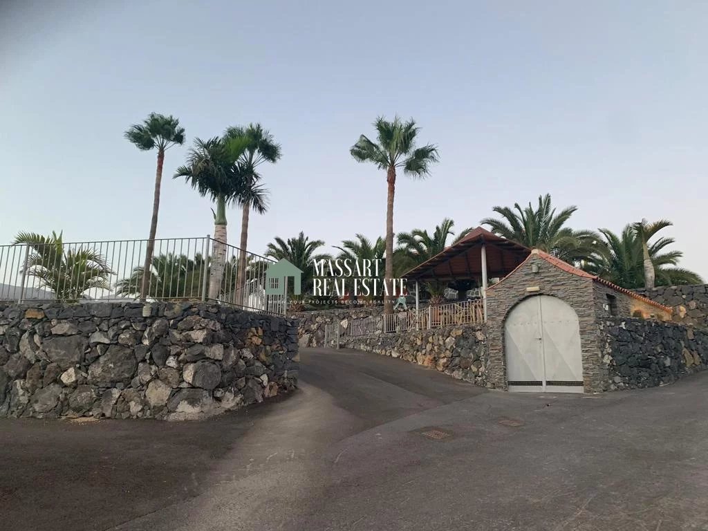 Detached villa of about 200 m2 characterized by its rustic style, in San Miguel de Abona.