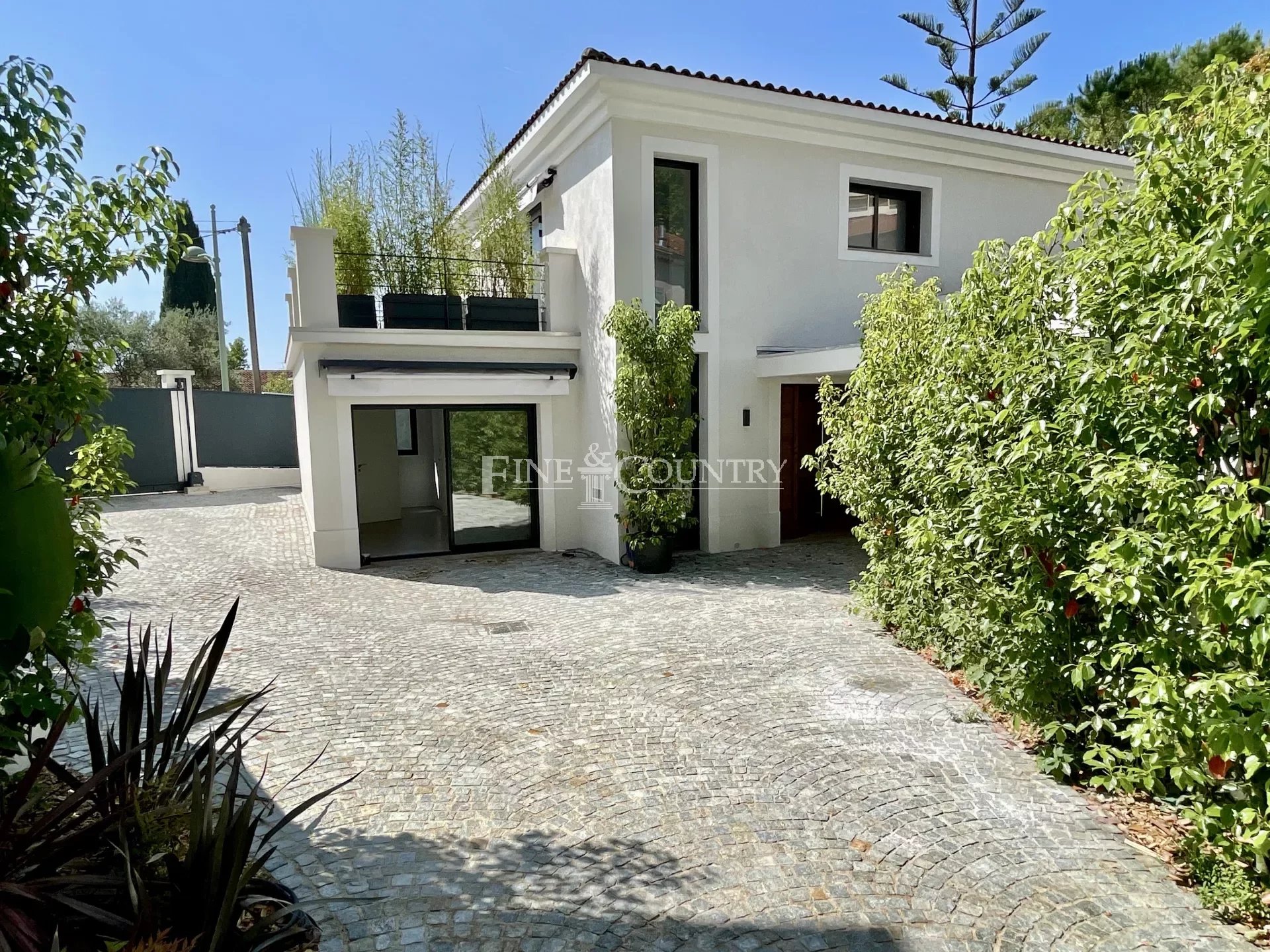 Villa For Sale in Le Cannet