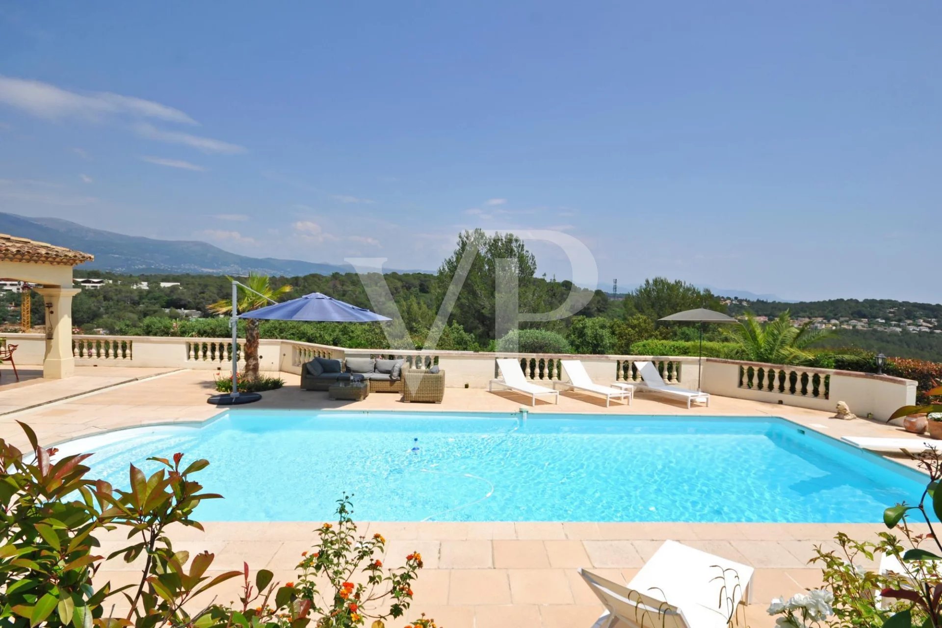 Sole Agent - Beautiful villa in Private Estate with Sea View