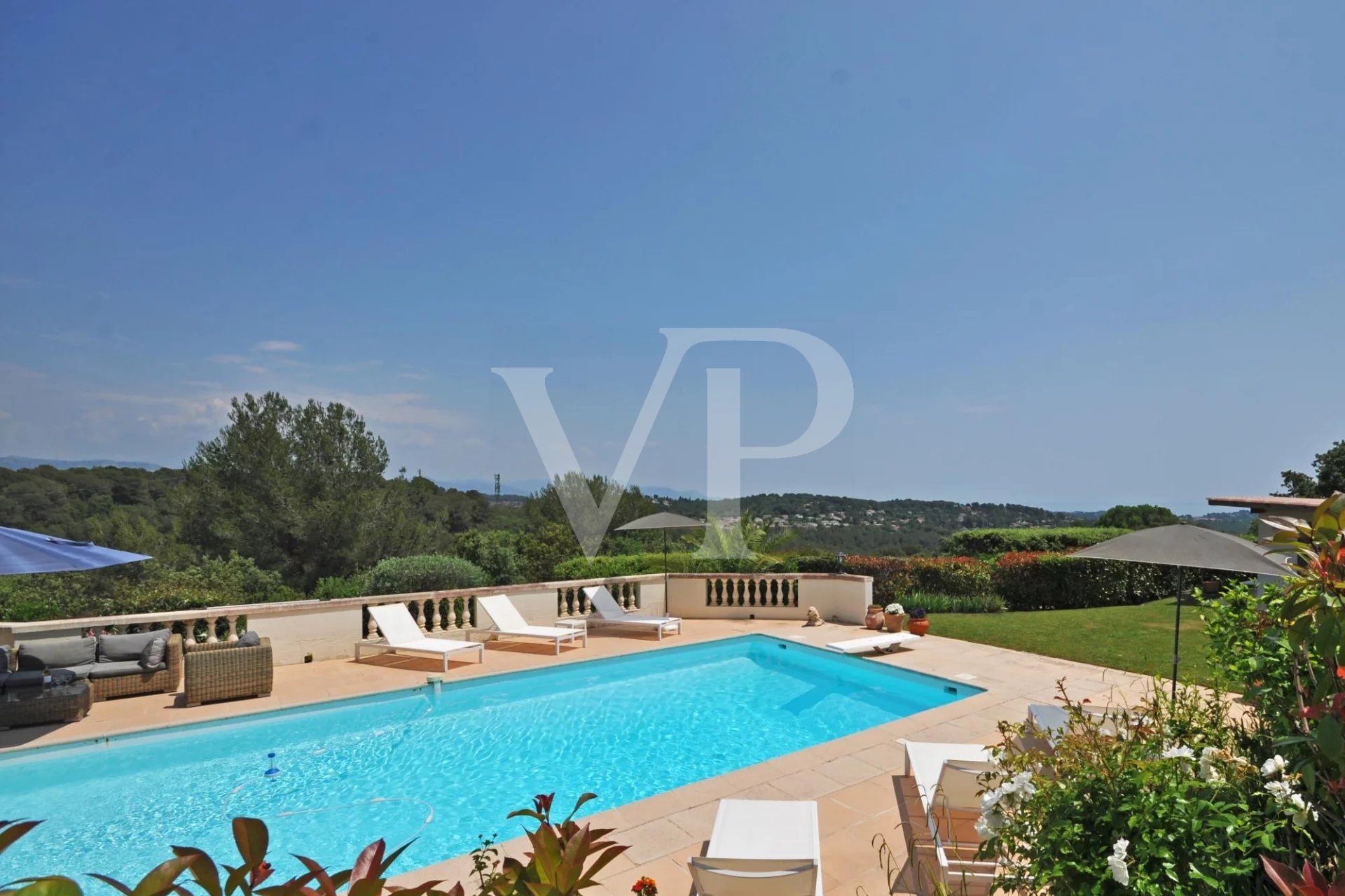 Sole Agent - Beautiful villa in Private Estate with Sea View