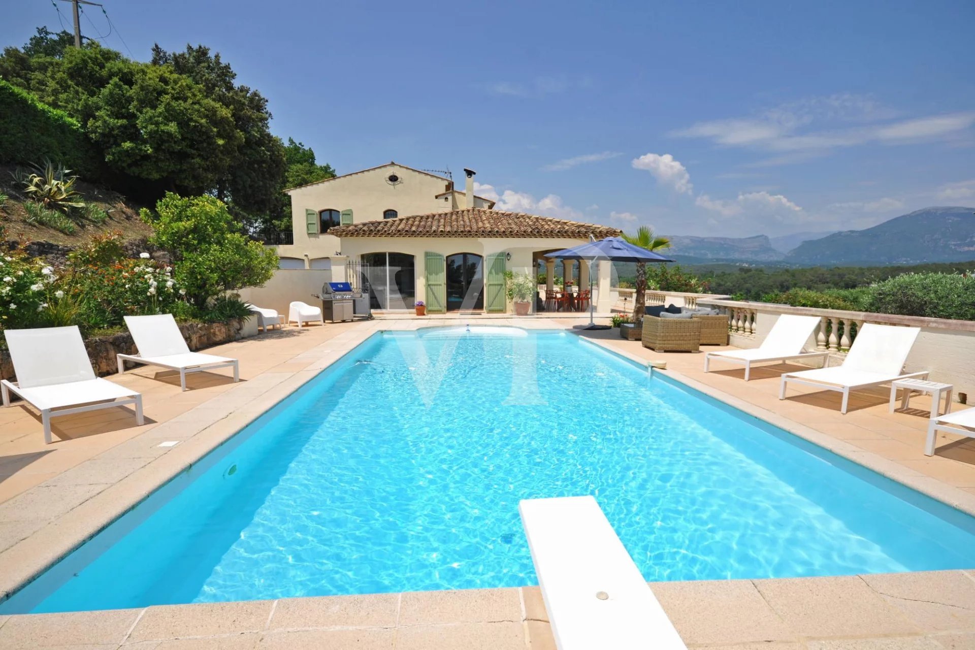 Sole Agent - Beautiful villa in Private Estate with Sea View