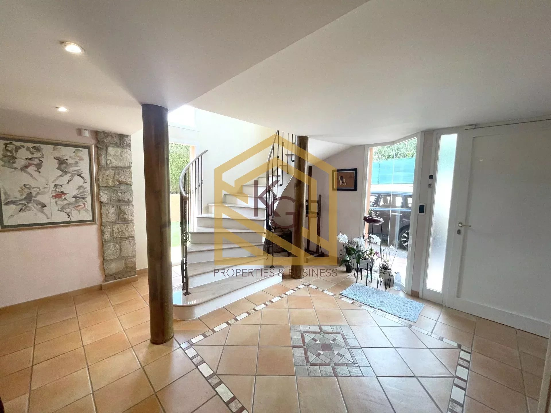 Magnifique villa moderne de 6 pièces située dans le quartier privilégié et résidentiel du plateau du Cap à Roquebrune-Cap-Martin