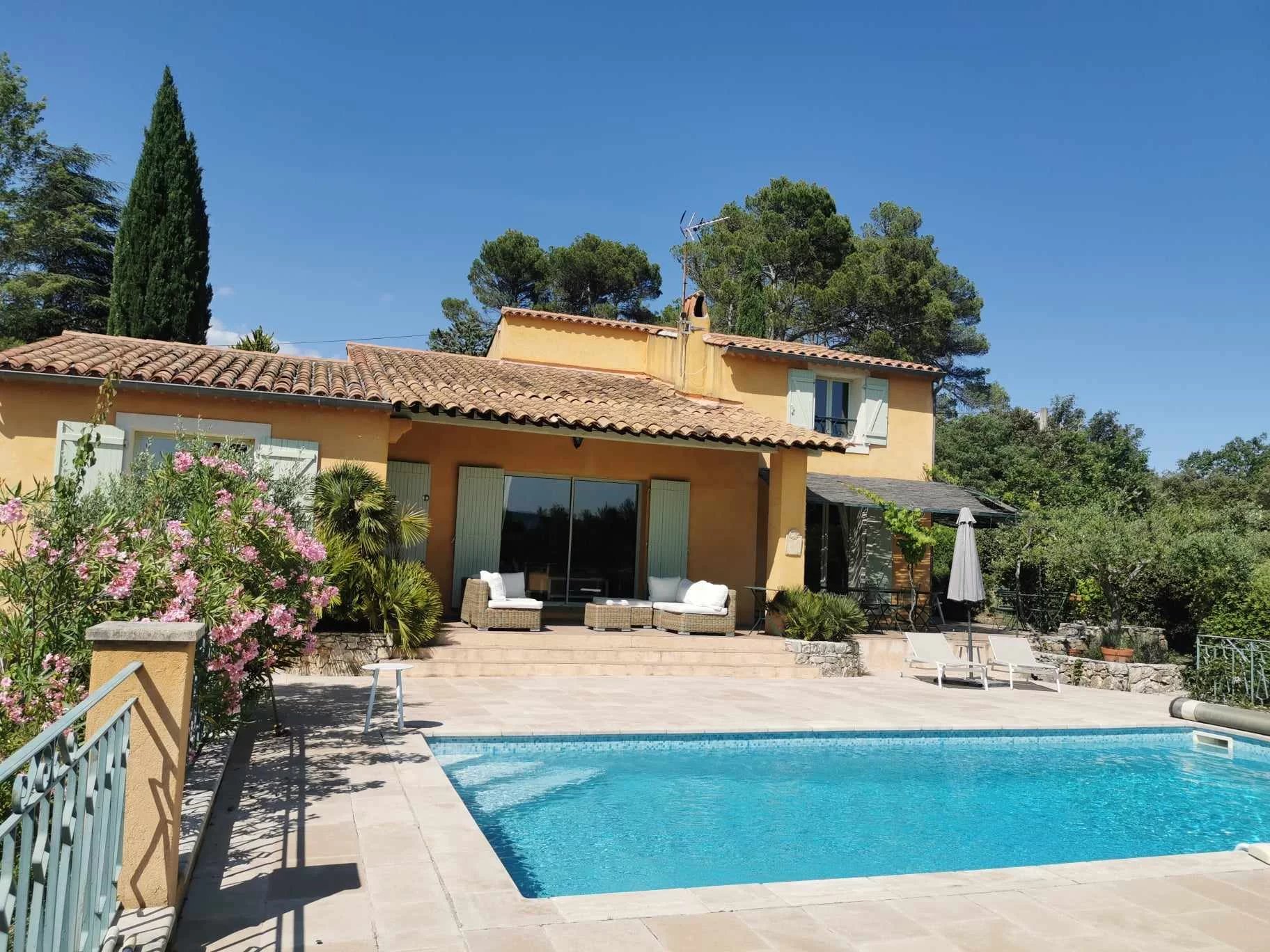 VERY NICE PROPERTY T5 LORGUES SETS ON 4583 M²