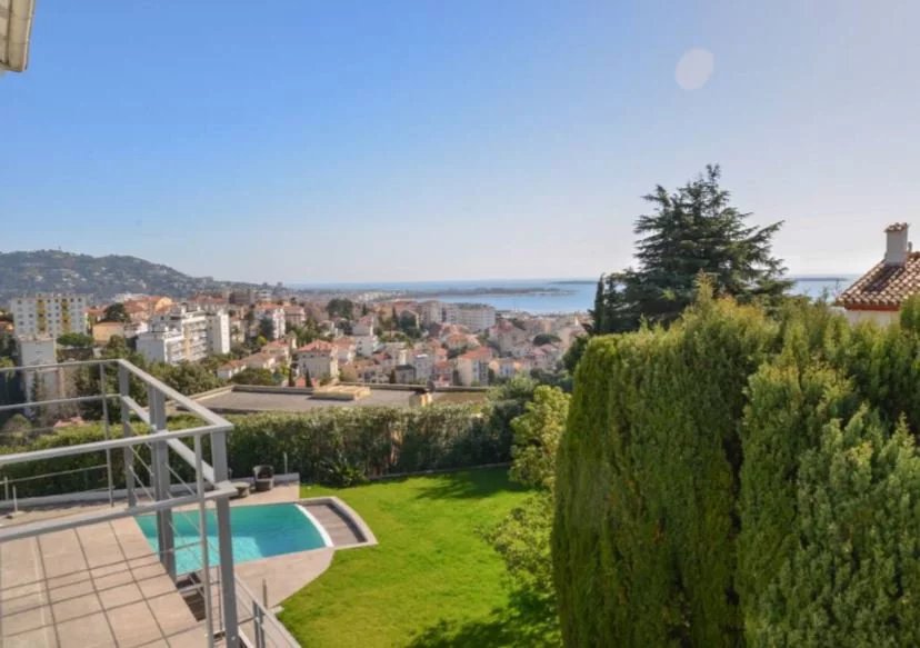 BEAUTIFUL VILLA HIGH STANDING WITH SEA VIEW IN CANNES