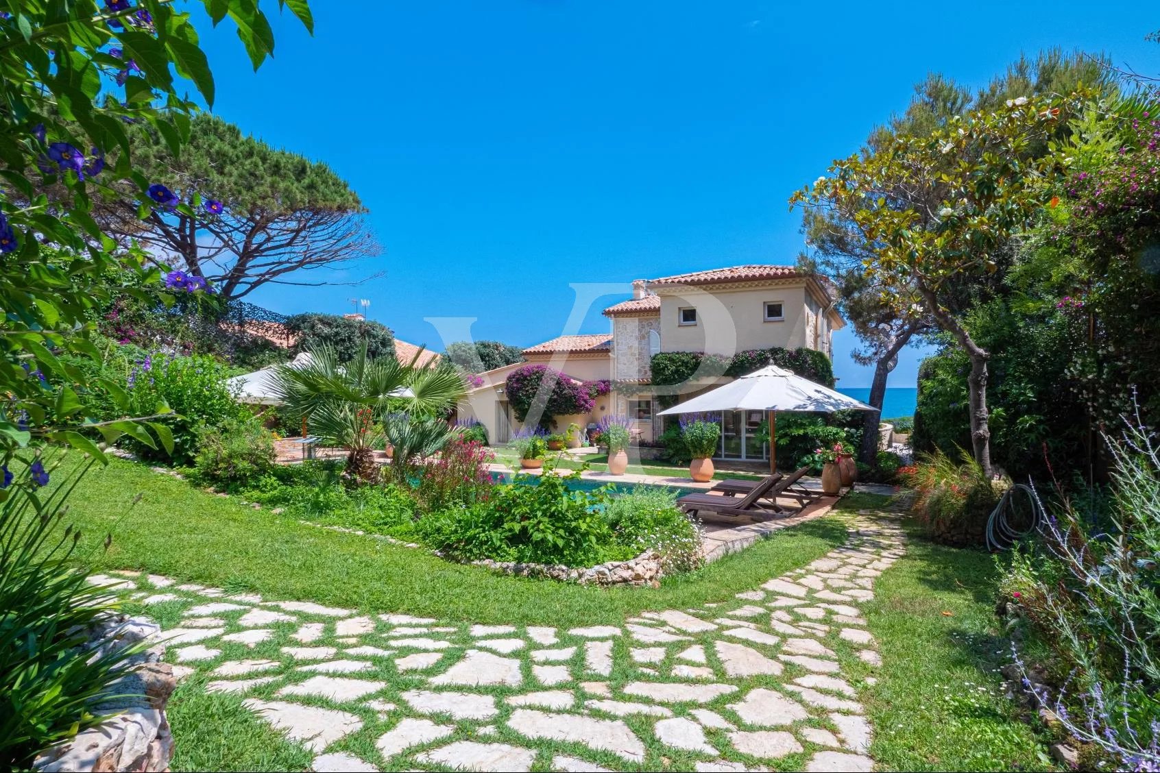Cap d'Antibes : villa en front de mer