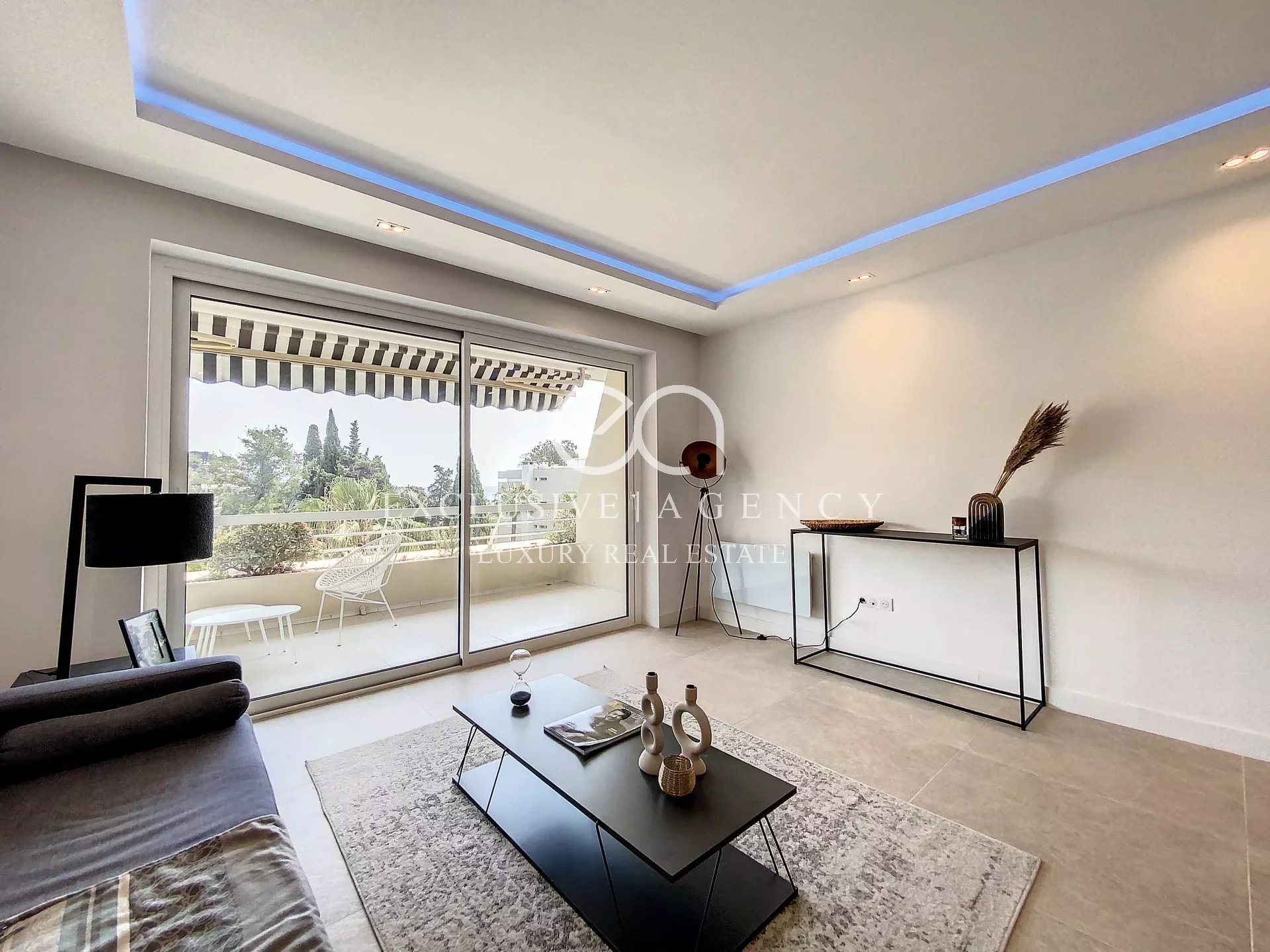 Cannes Basse Californie magnificent renovated 3-room apartment 63 sqm with sea view