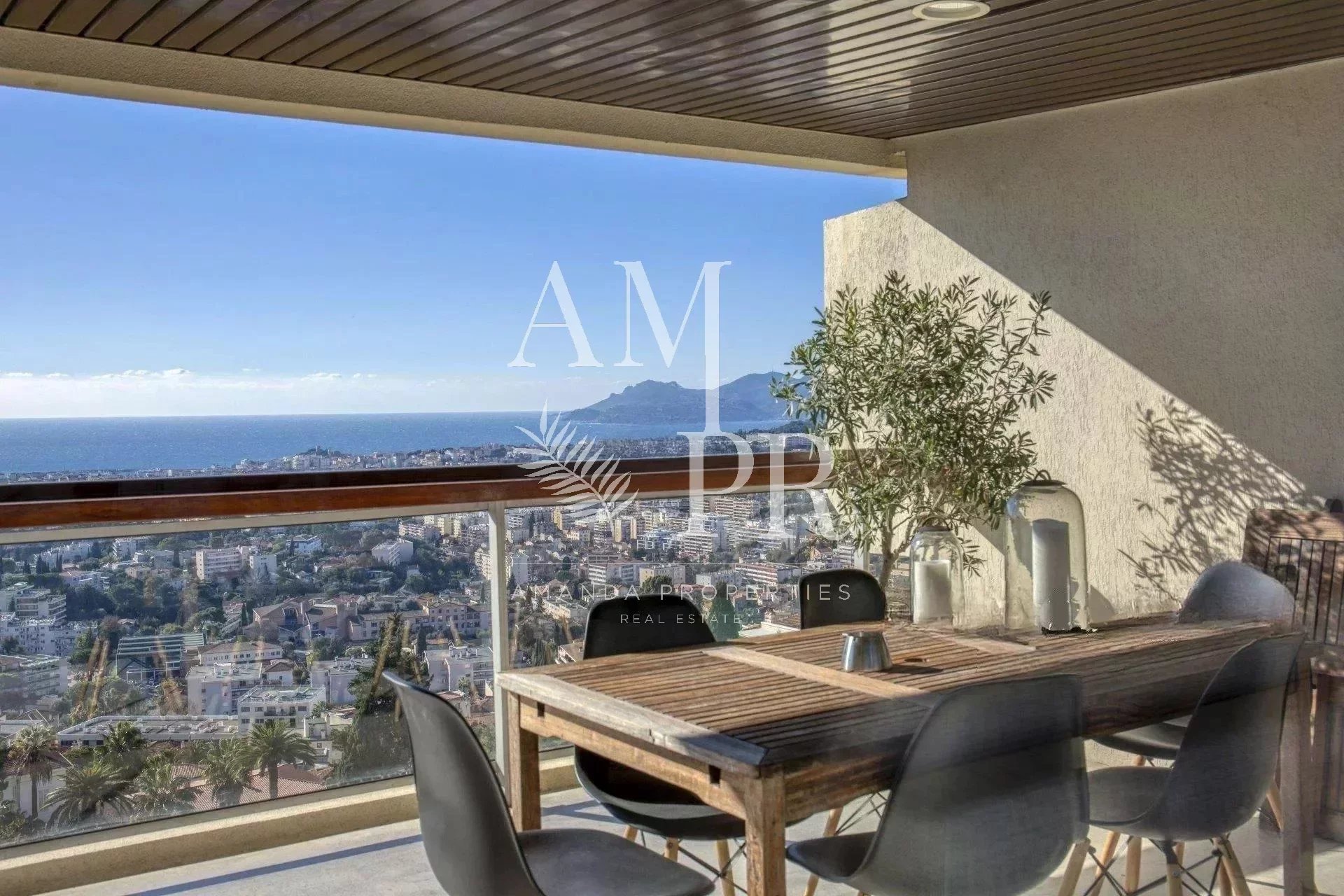Cannet 98 m2 flat with panoramic sea view
