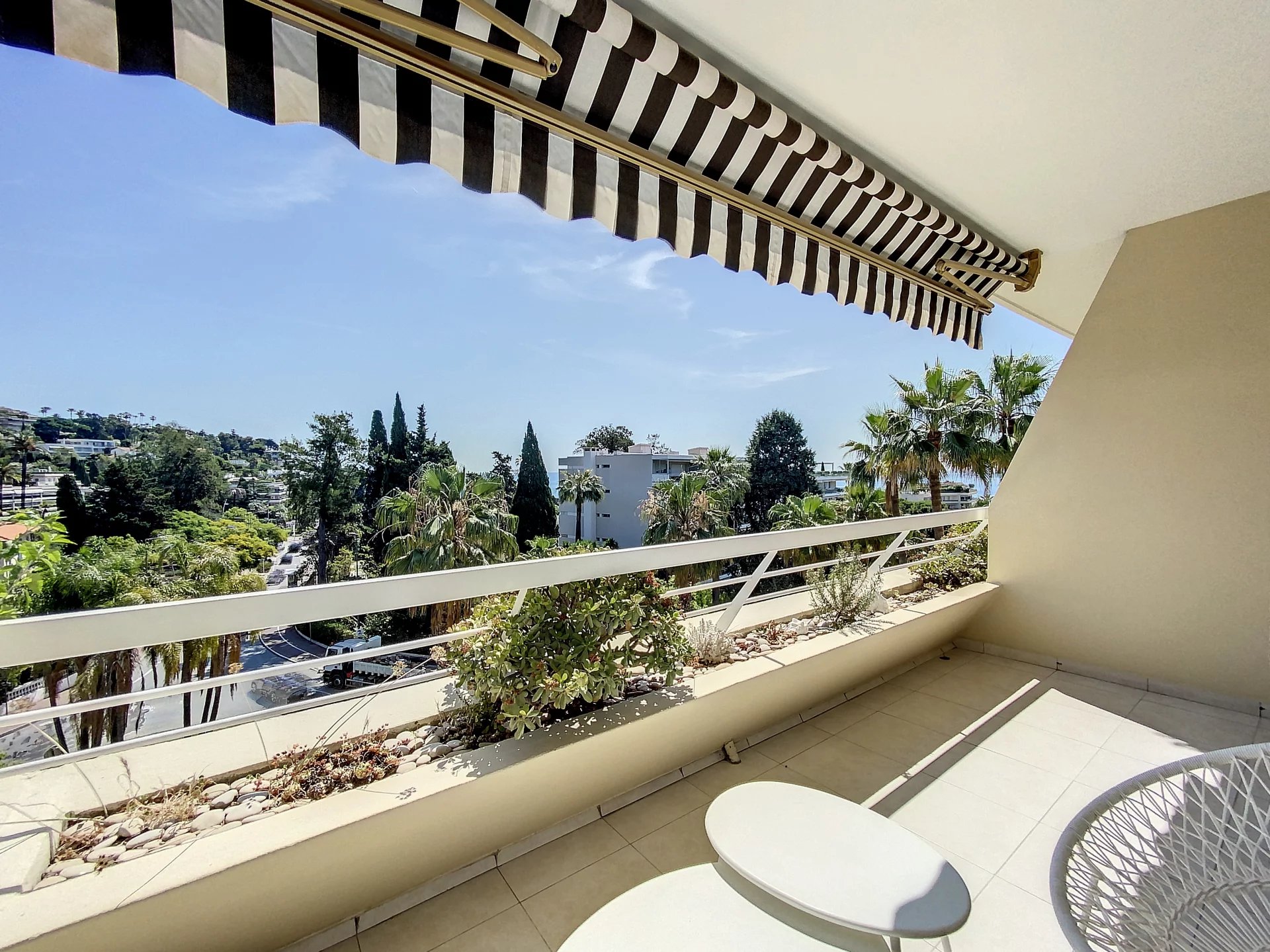 CANNES - CENTER, 3 rooms flat with terrace
