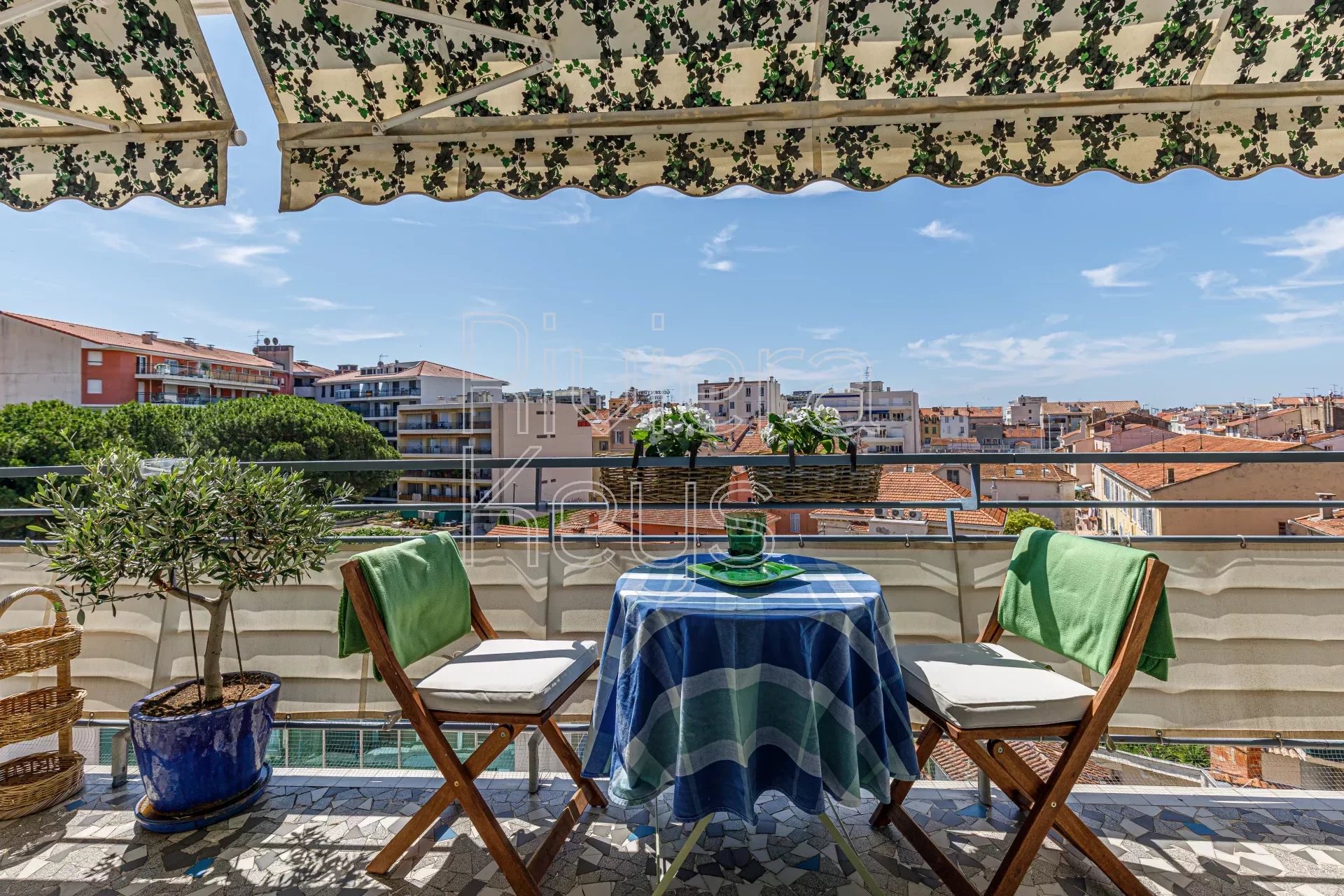 2P, étage élevé, terrasse, vue dégagée, centre de Cannes