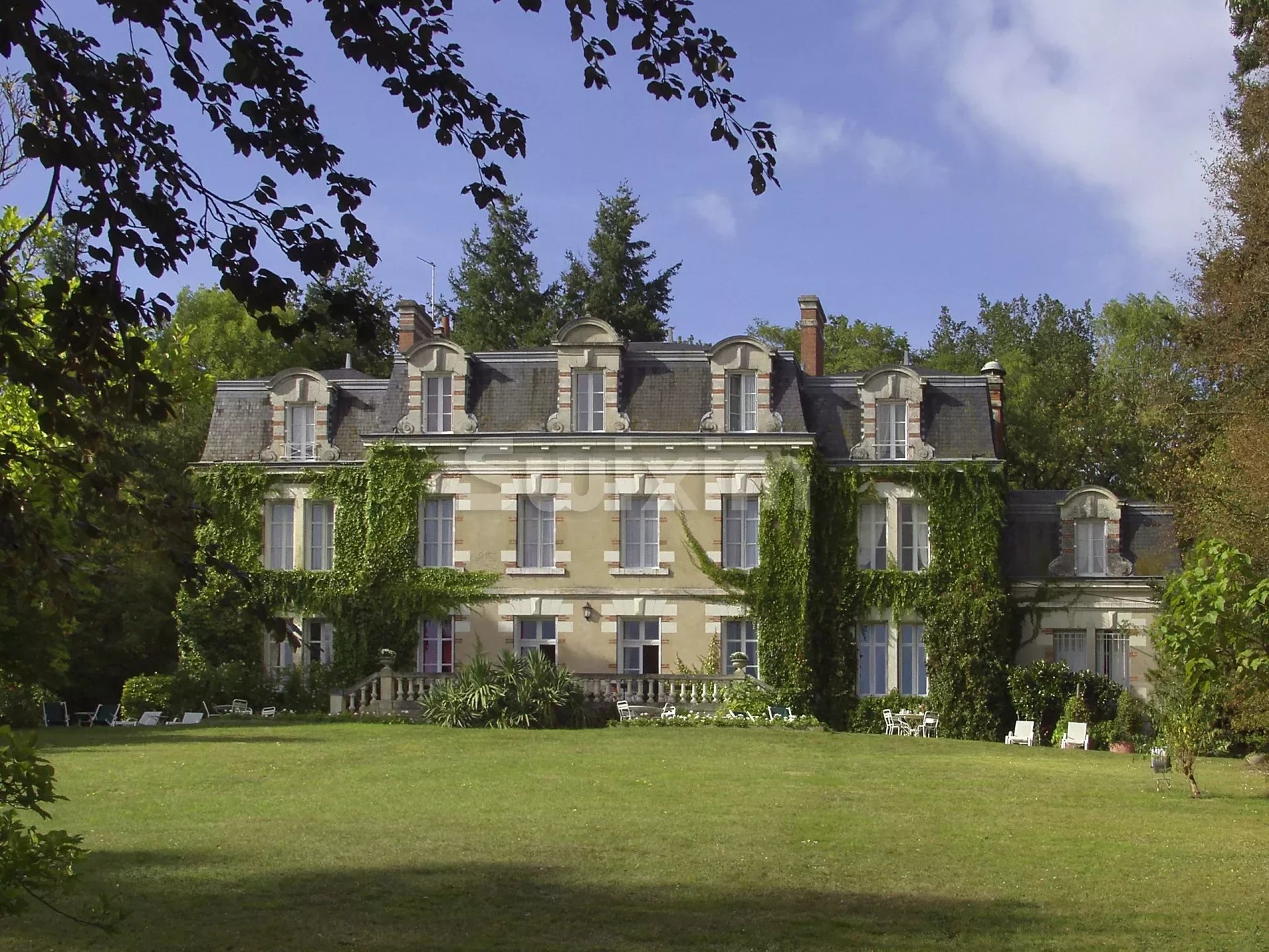 Grande Propriété composée de son Château fin XIXème siècle, de son Pavillon et de son Loft Industriel aux bords de Loire