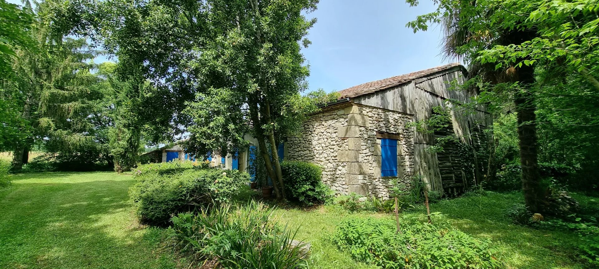 15 KMS de Bergerac  maison Périgourdine en pierres sur 6300 m²
