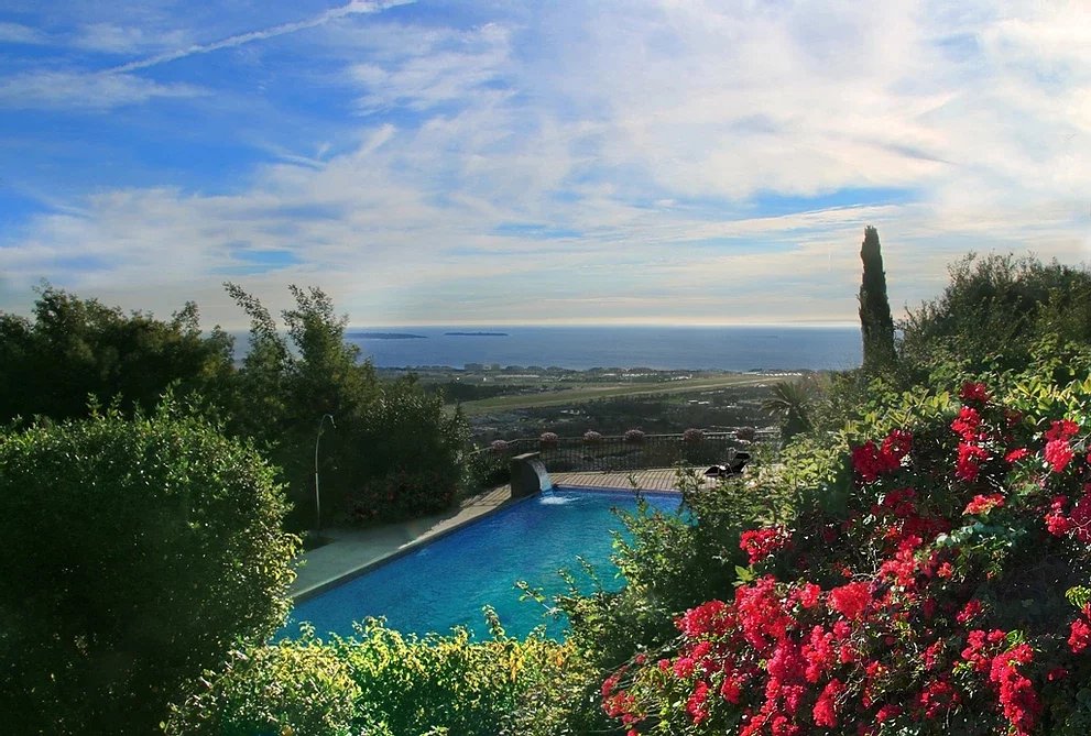 Sea view villa with swimming pool near CANNES