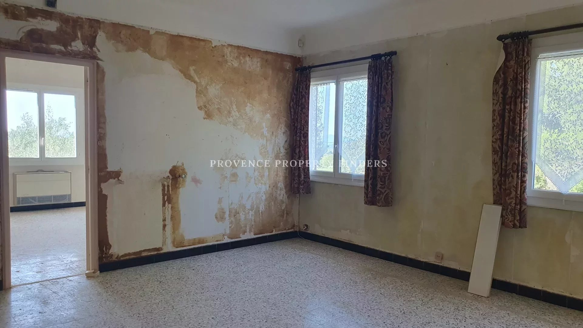 Renovation project. A 300 m2 villa on 5200m2 to renovate to your likings.