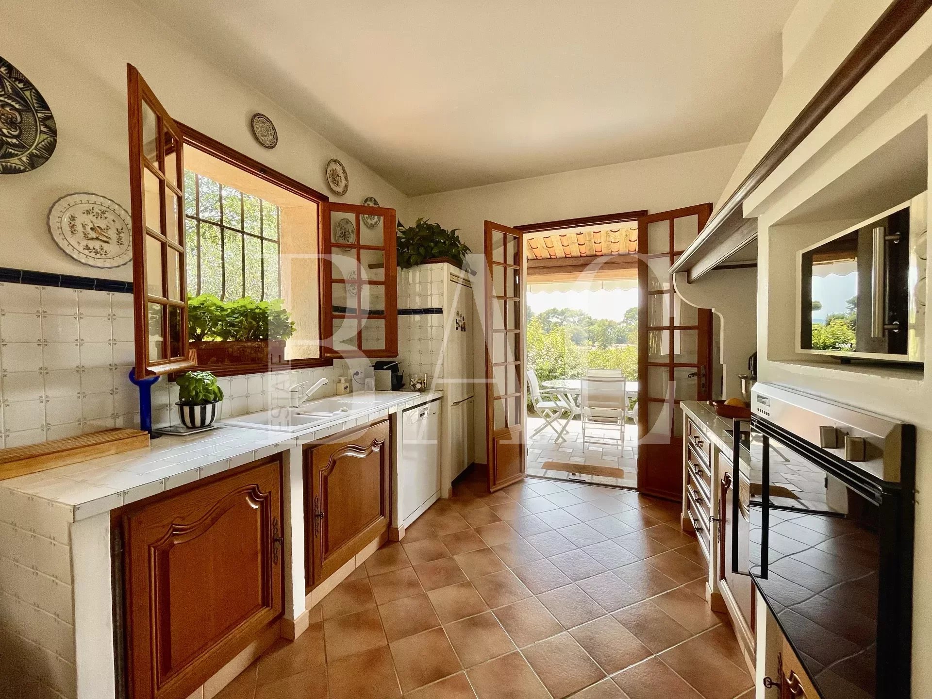 Mougins, villa with panoramic view of nature
