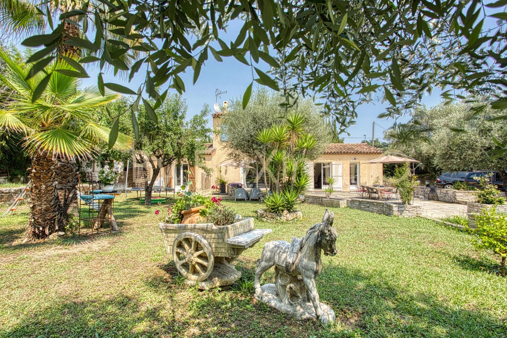 Sur la Côte d'Azur, magnifique maison individuelle 4 pièces sur un terrain de 1500m²
