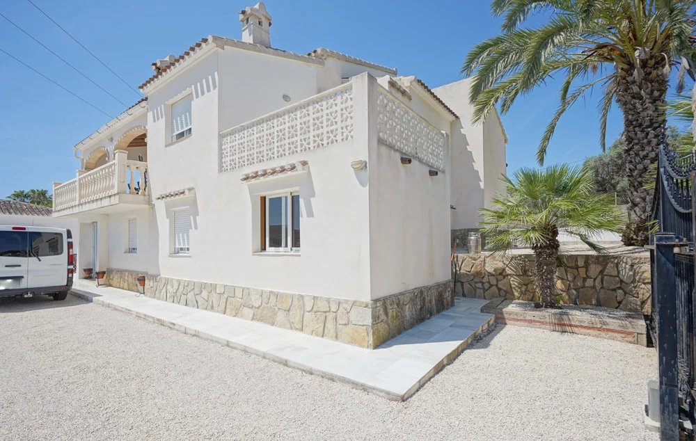 Beautiful villa with separate guest house in Javea