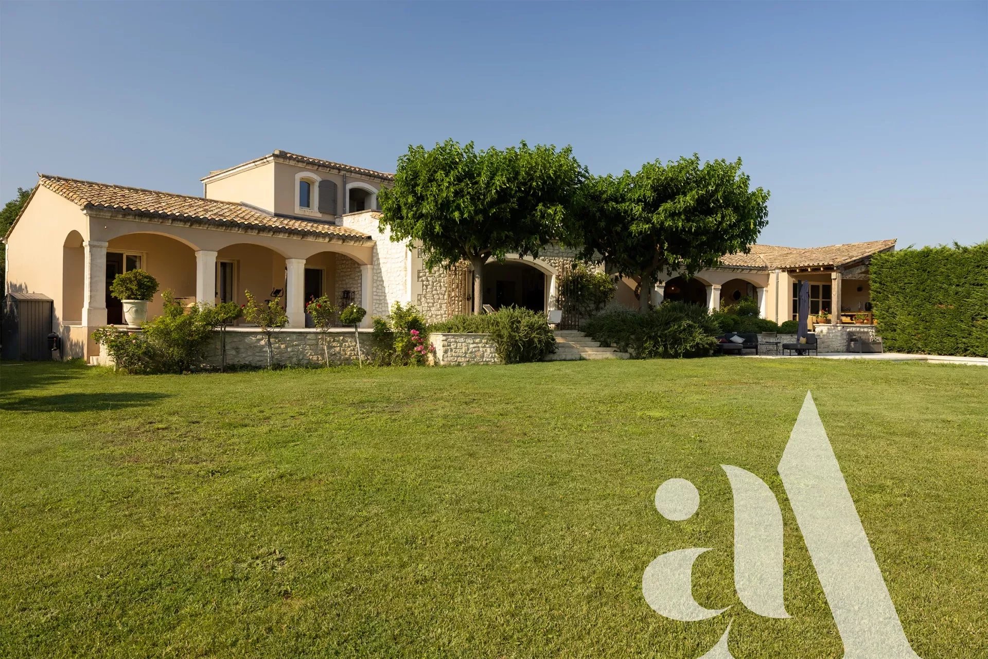 MAUSSANE LES ALPILLES - OLD VILLAGE - PROPERTY WITH 5 BEDROOMS