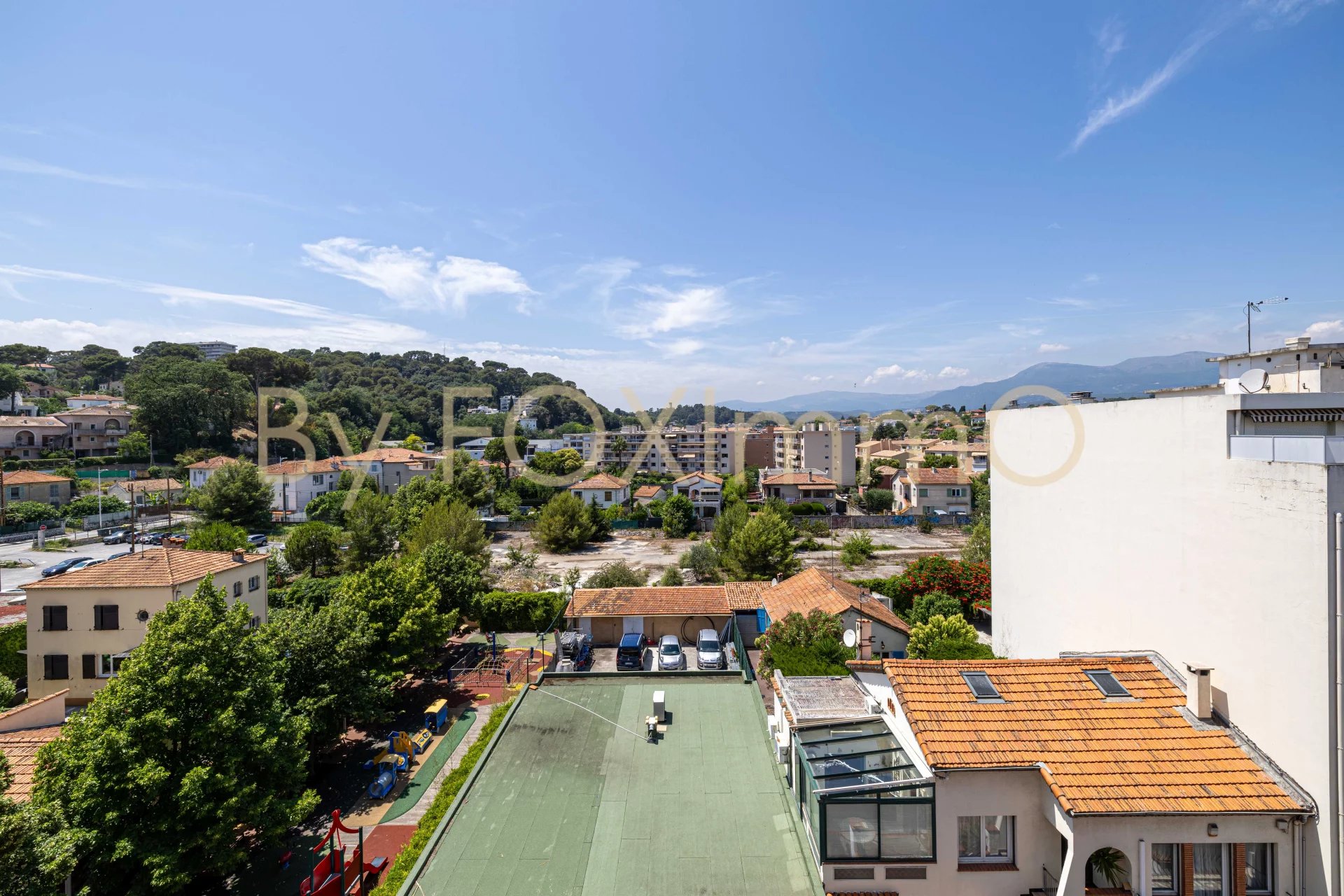 On the Côte d'Azur, magnificent top floor flat entirely renovated with terrace, cellar and basement parking